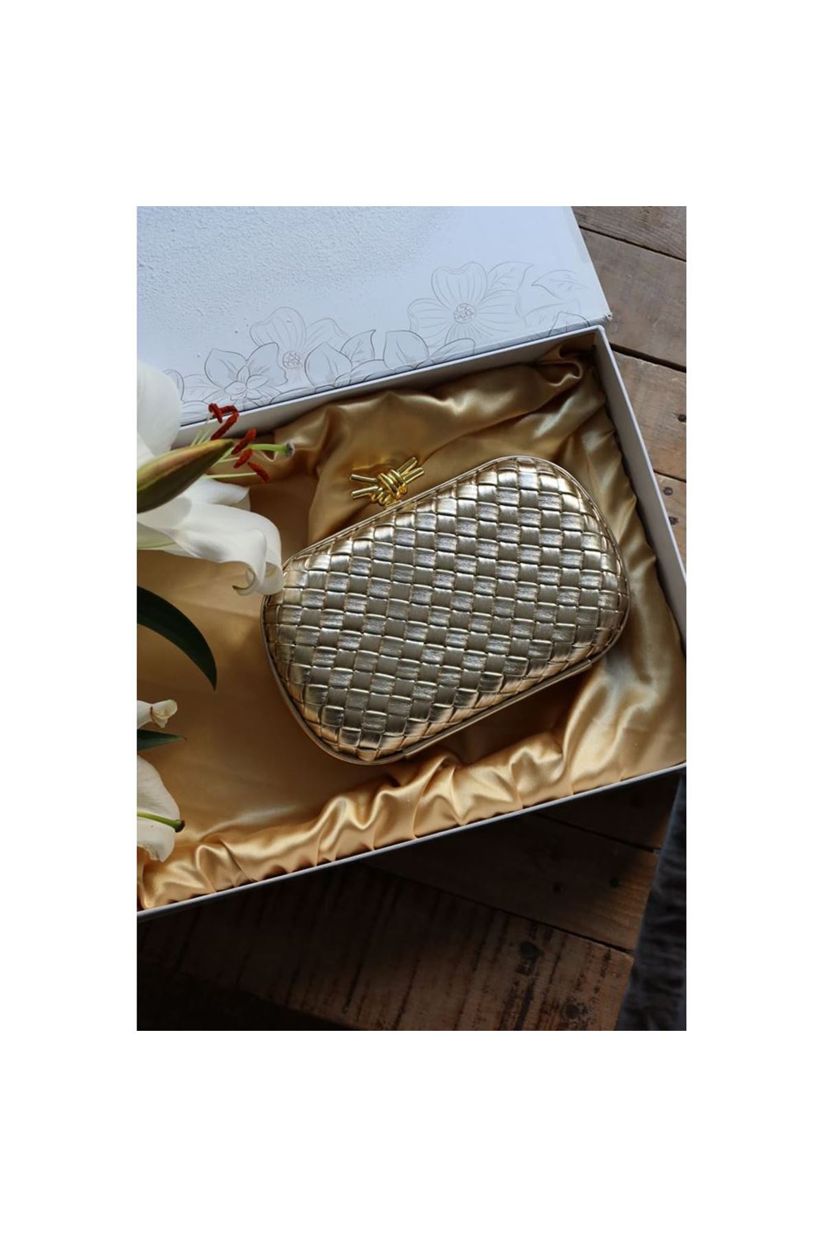 Gold Baklava Desenli Metal Aksesuar Detaylı Kasa Abiye Çanta