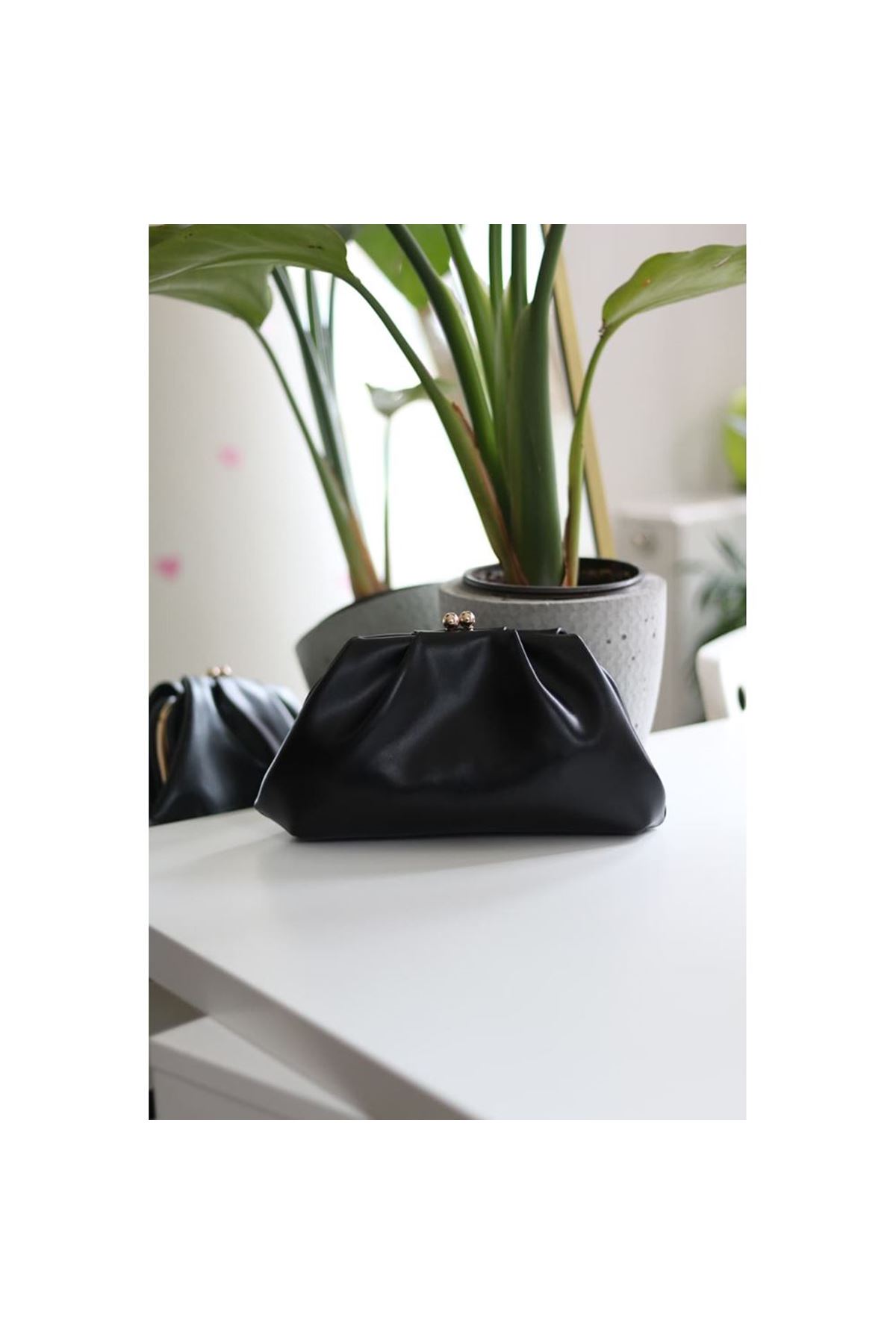 Siyah gold burslu mini pouch el omuz çantası
