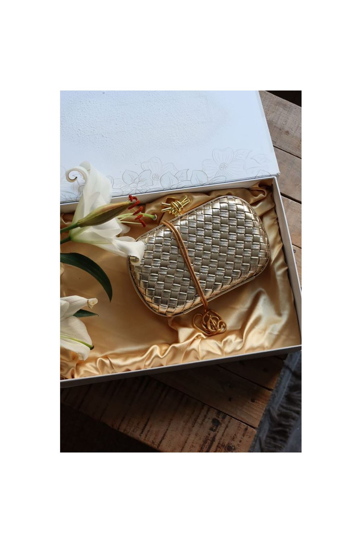 Gold Baklava Desenli Metal Aksesuar Detaylı Kasa Abiye Çanta