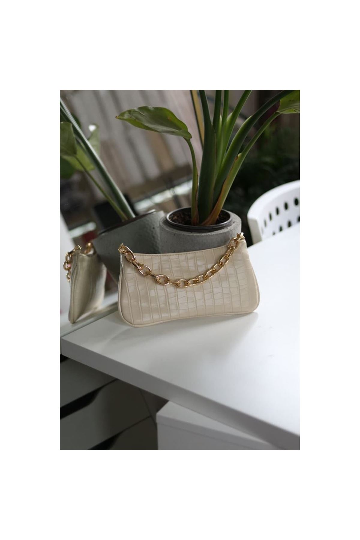 Krem kroko zincir aksesuarlı slim el çantası