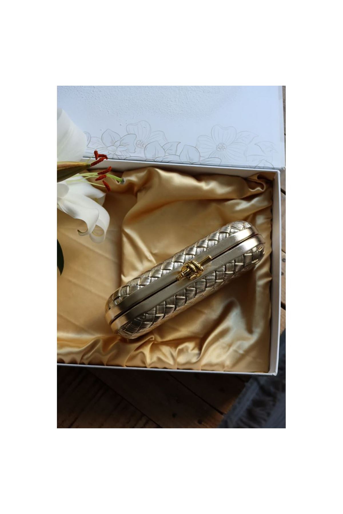 Gold Baklava Desenli Metal Aksesuar Detaylı Kasa Abiye Çanta
