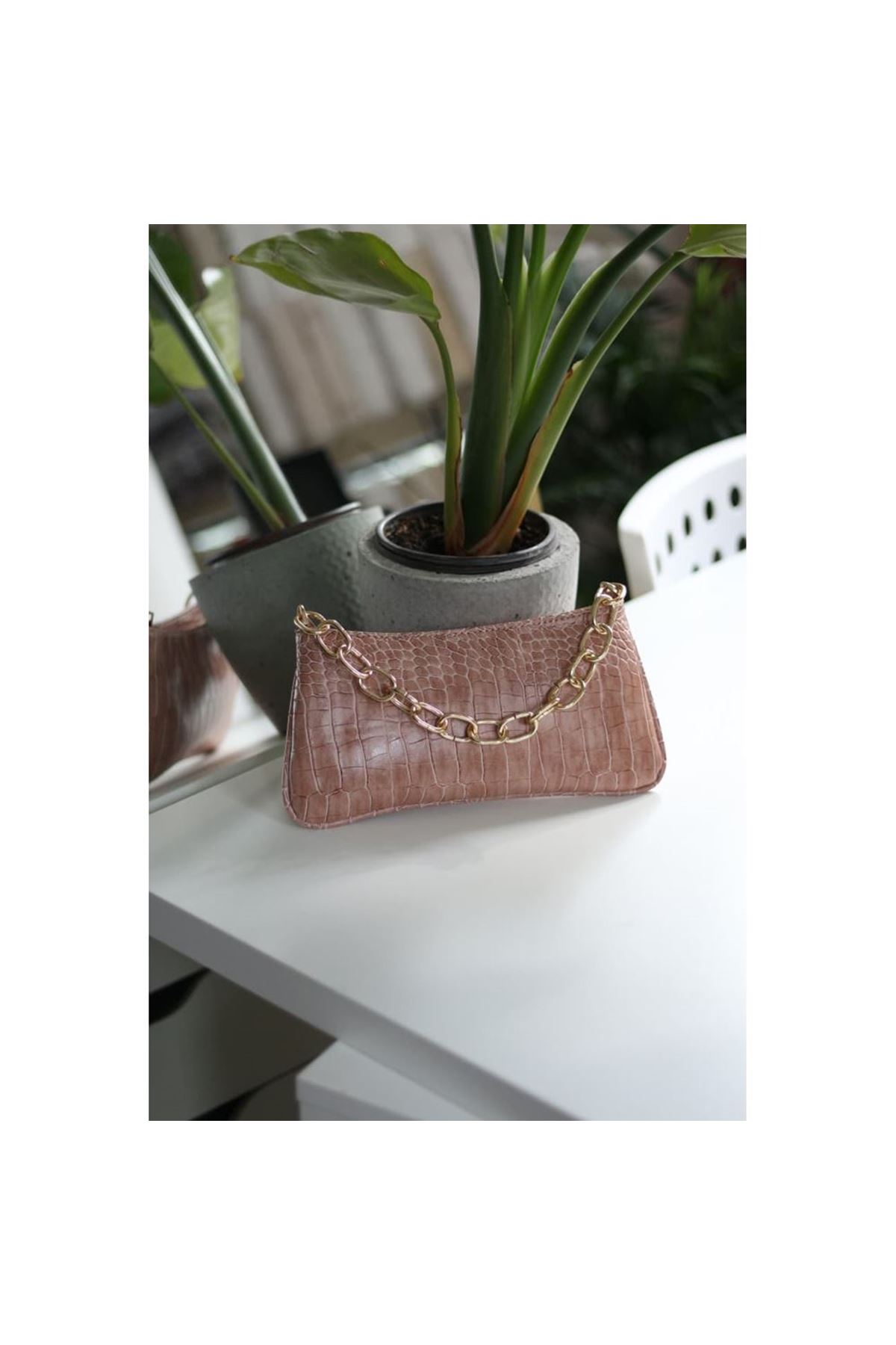 yavruağzı kroko zincir aksesuarlı slim el çantası