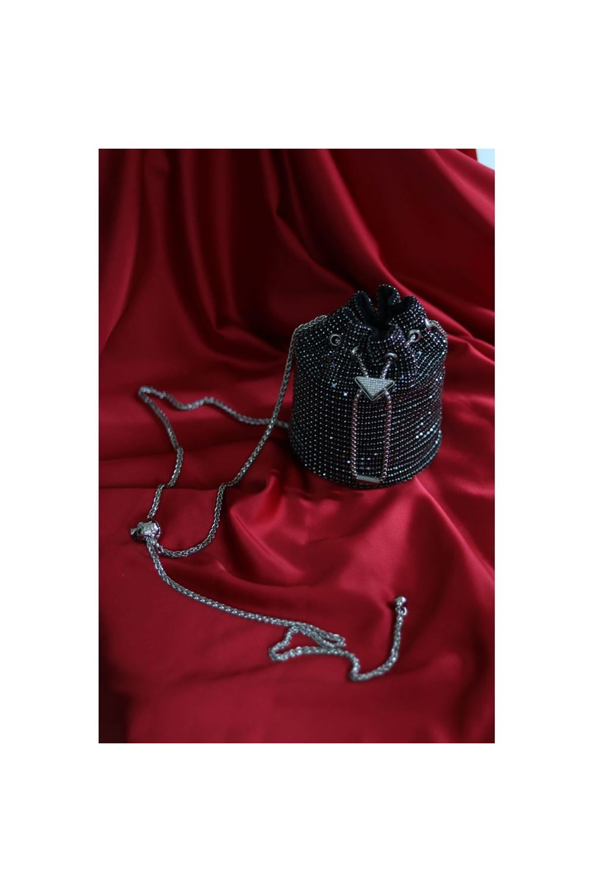 Siyah taşlı kristal klips detaylı pouch abiye çanta