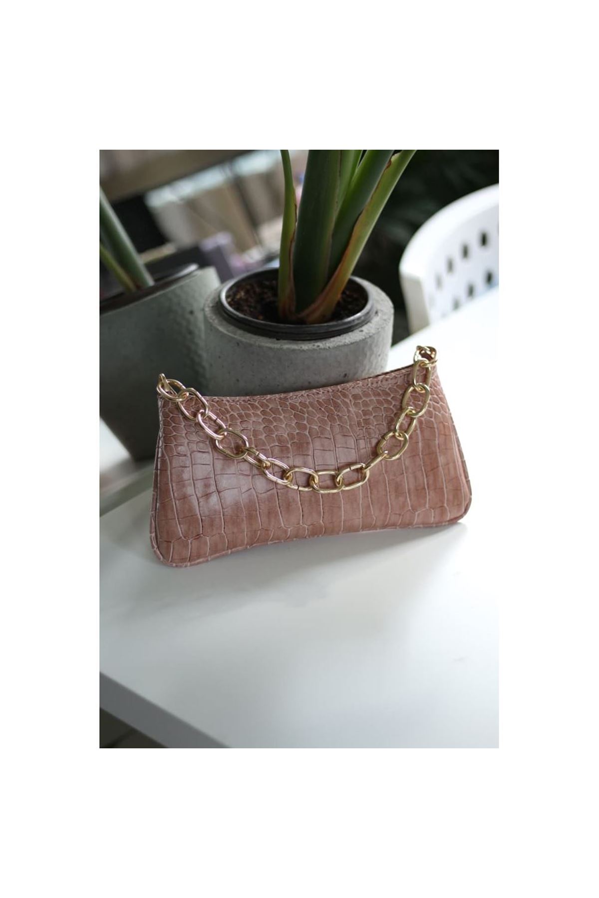 yavruağzı kroko zincir aksesuarlı slim el çantası