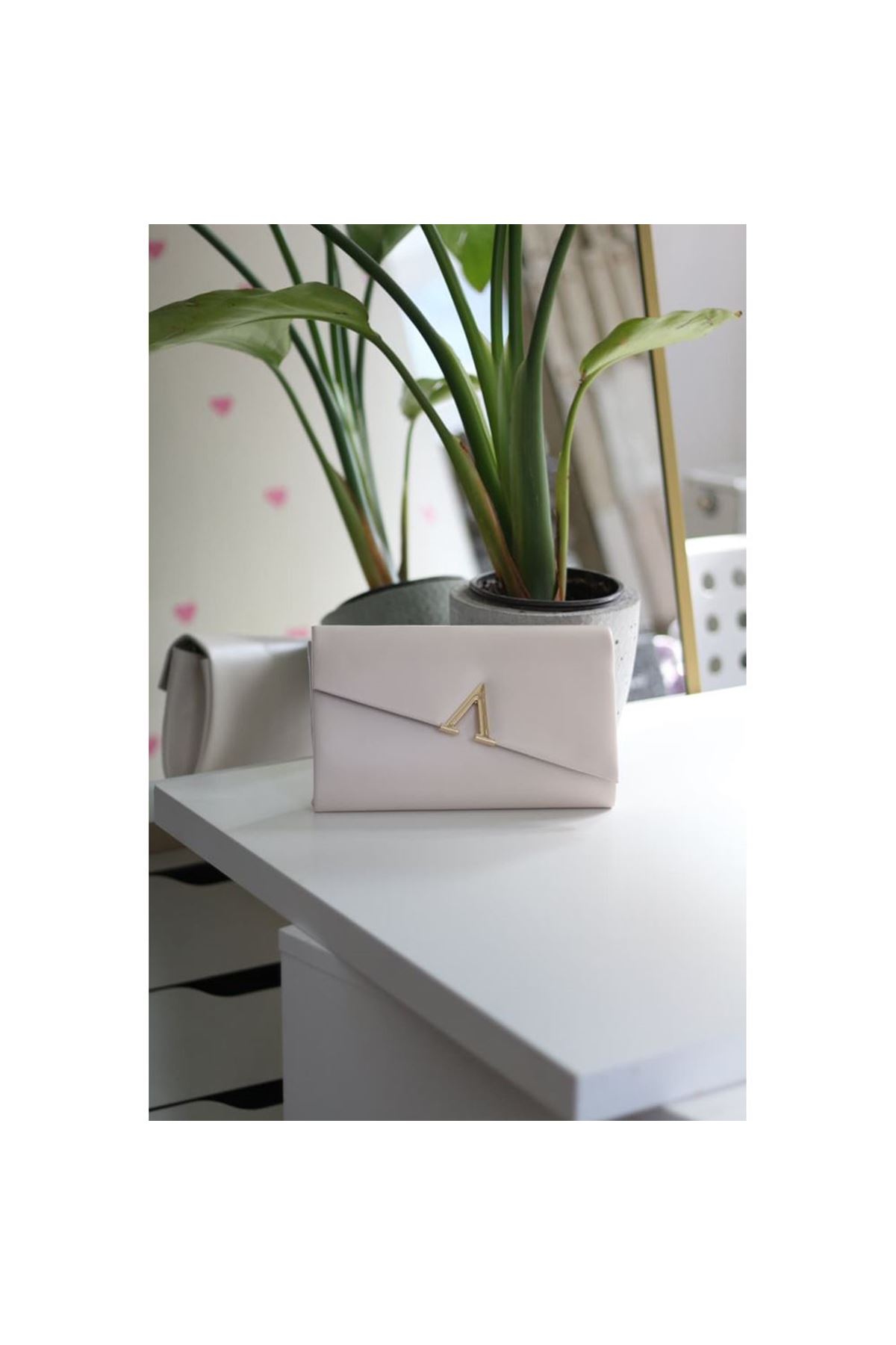 Krem V Aksesuarlı Zincirli Omuz Çantası