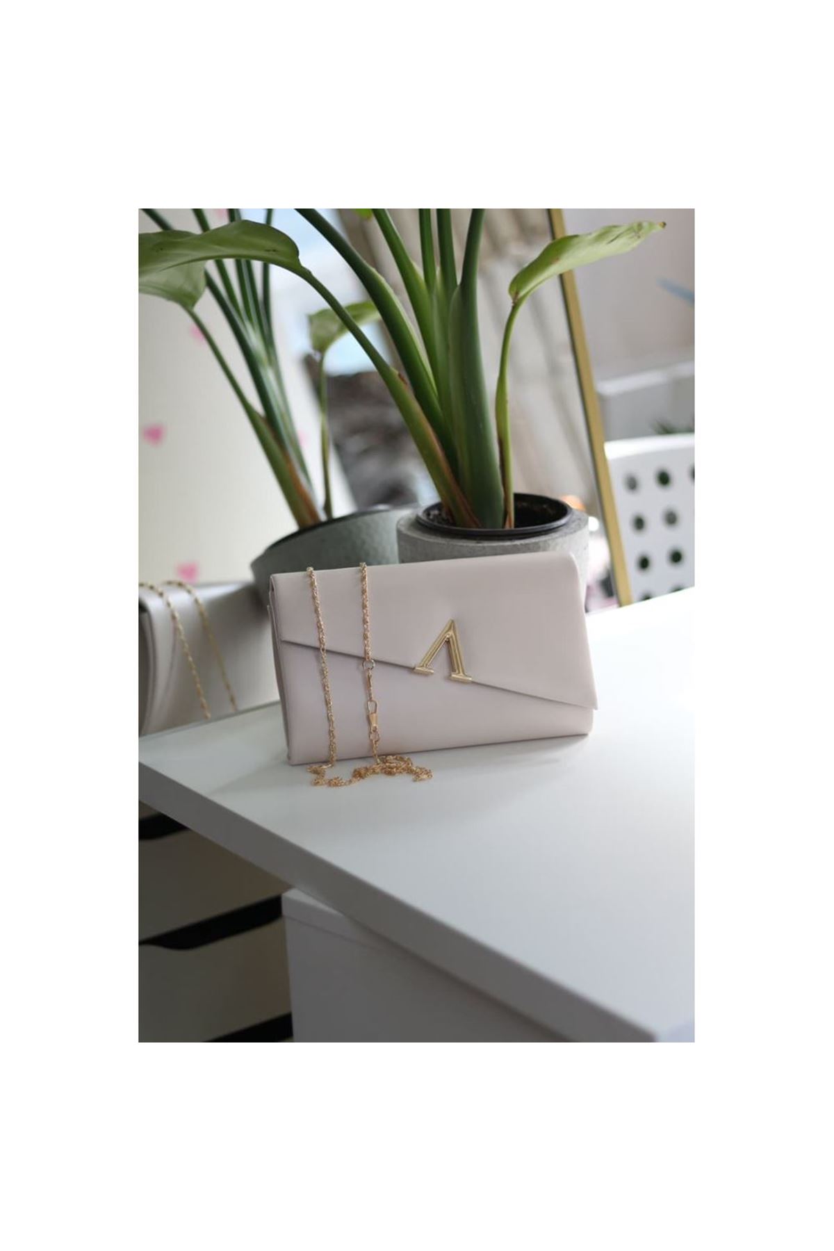 Krem V Aksesuarlı Zincirli Omuz Çantası