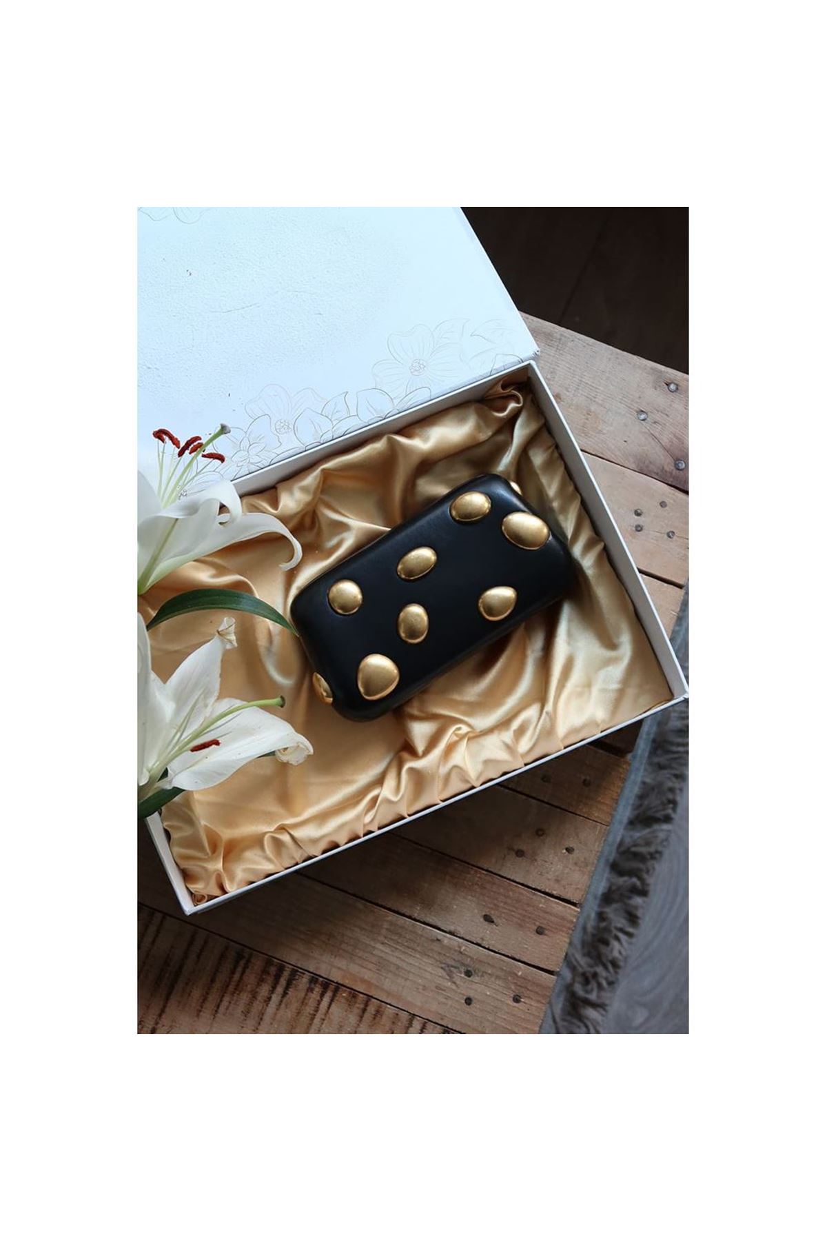 Zincir Detaylı Siyah Parlak Deri Abiye Çanta