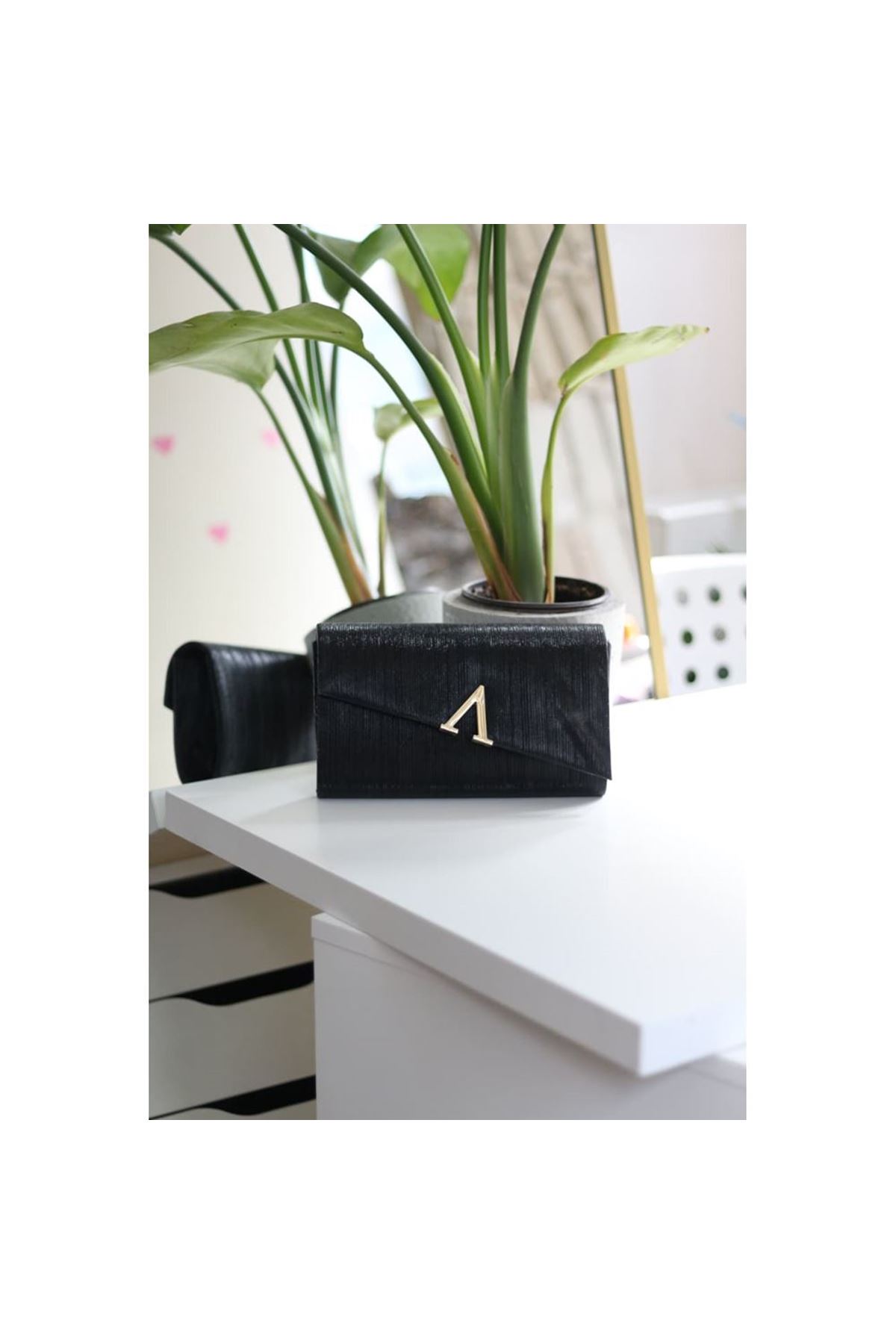 Siyah  Lazer Kesim V Aksesuarlı Zincirli Omuz Çantası