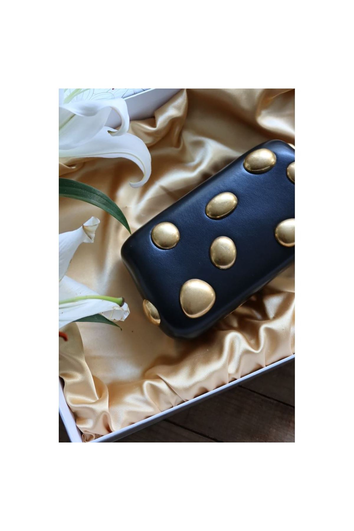 Zincir Detaylı Siyah Parlak Deri Abiye Çanta