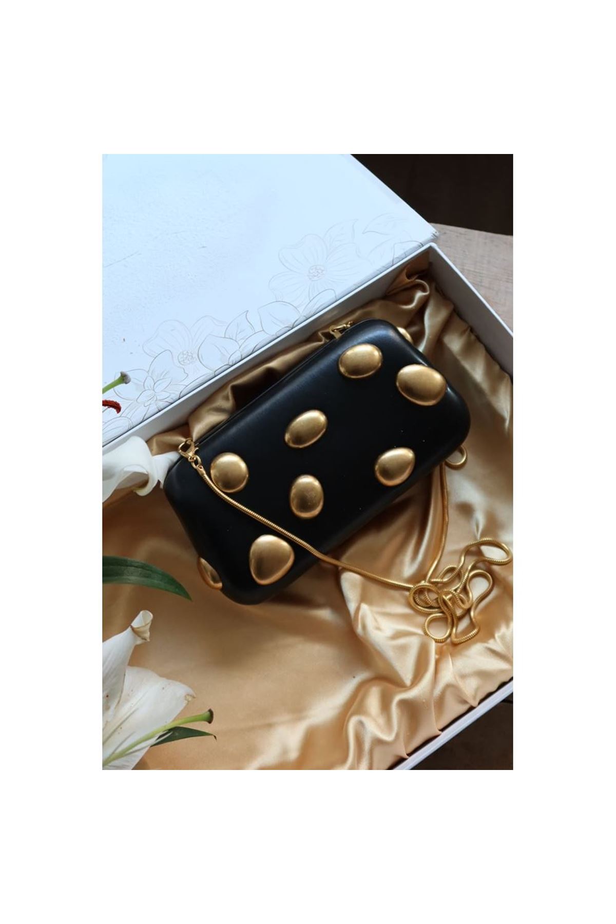 Zincir Detaylı Siyah Parlak Deri Abiye Çanta