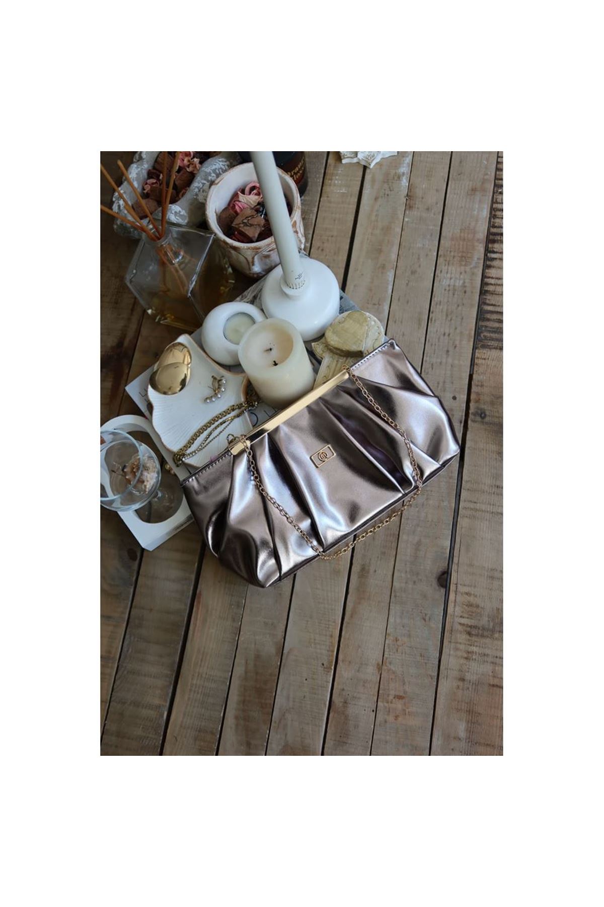 bronz metal aksesuarlı  büzgülü el çantası