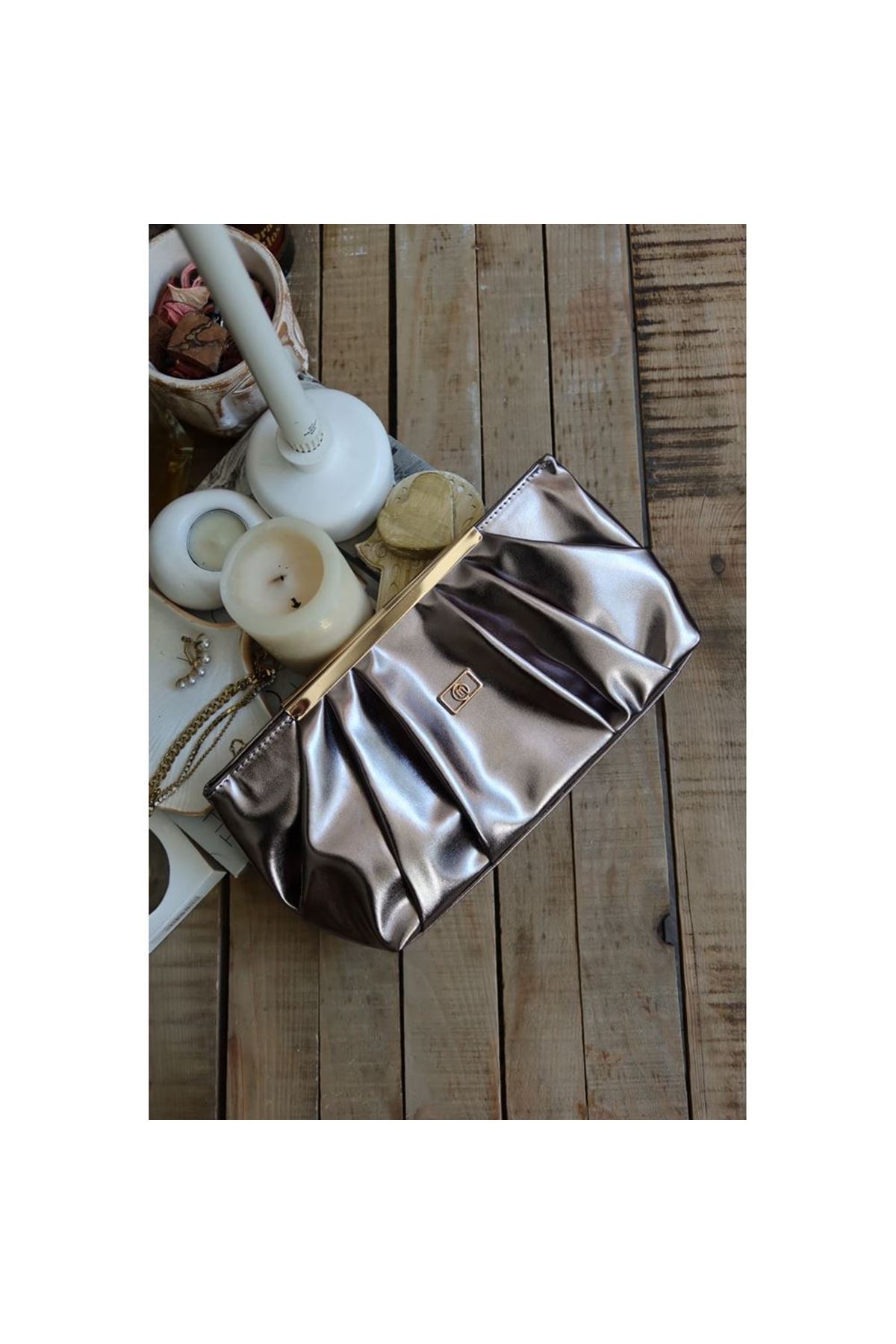 bronz metal aksesuarlı  büzgülü el çantası