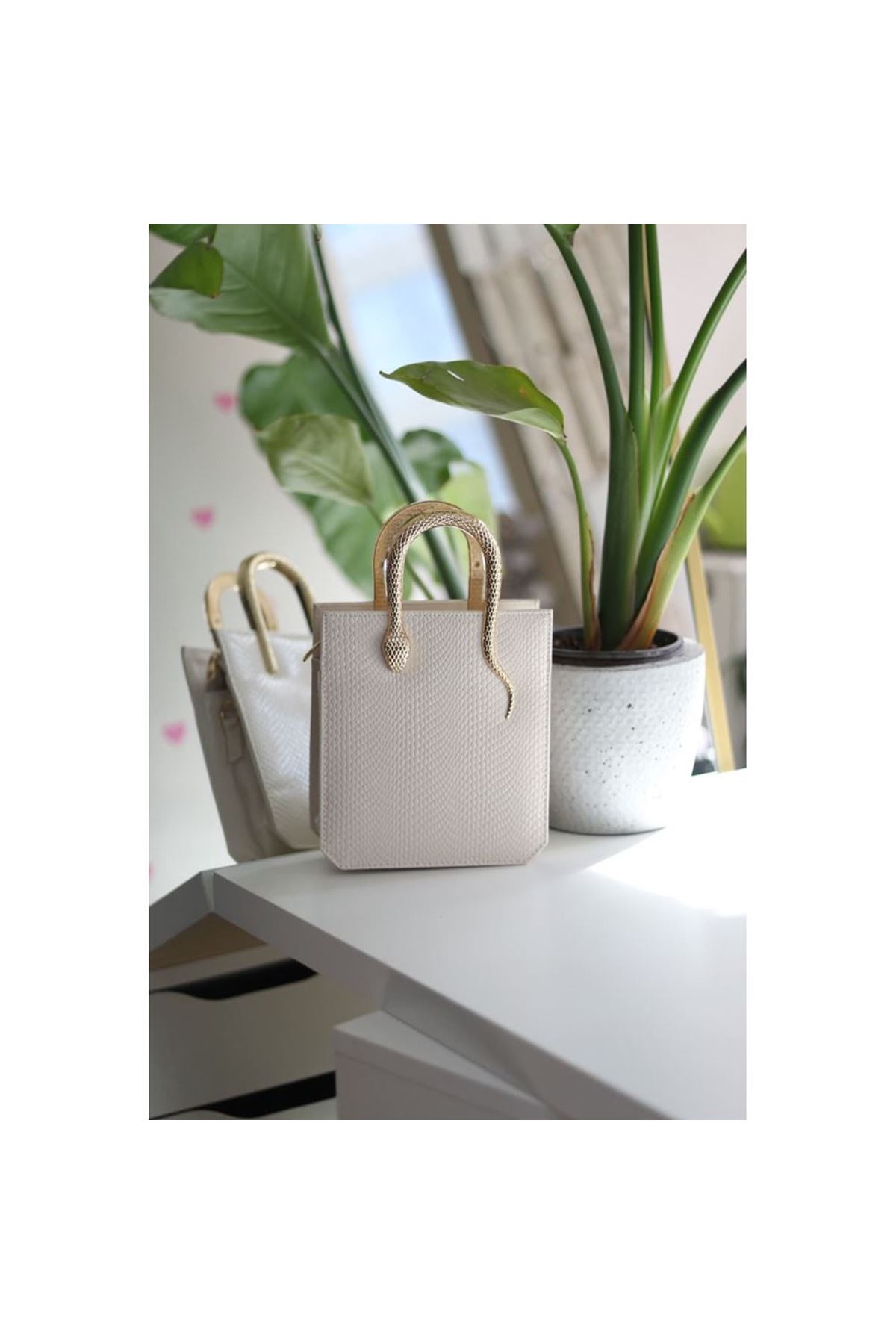 Krem Yılan aksesuar detaylı parlak doku abiye el çantası