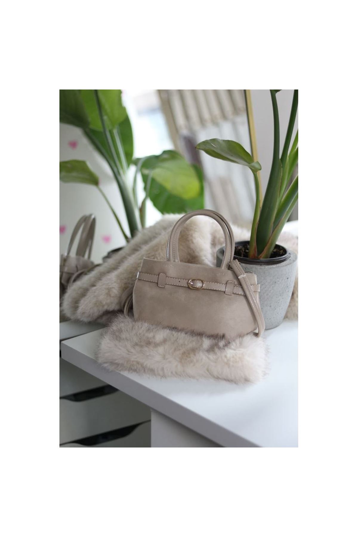 krem süet mini boy gold toka detaylı el omuz çantası