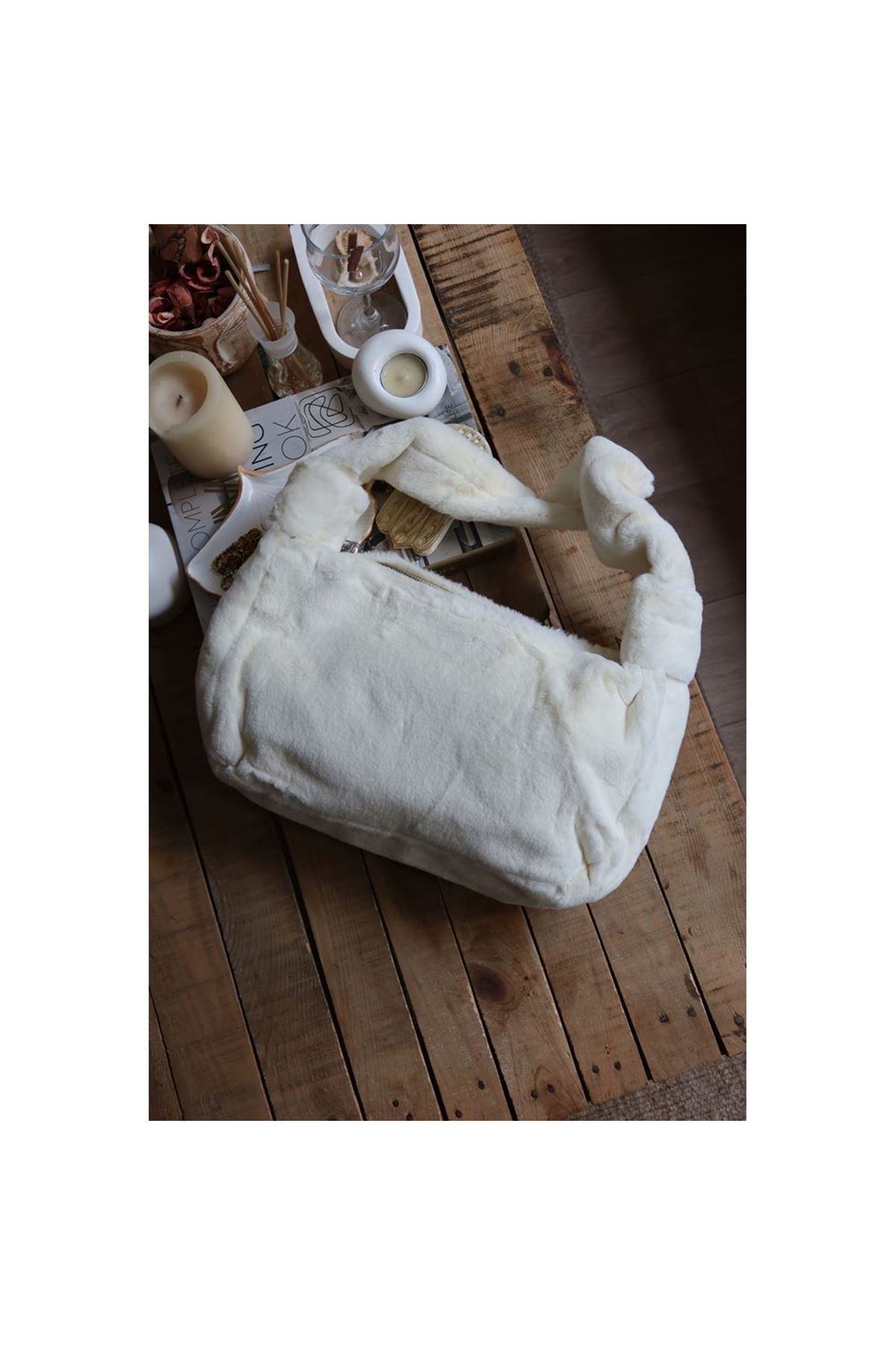 beyaz tek kulplu peluş omuz çantası