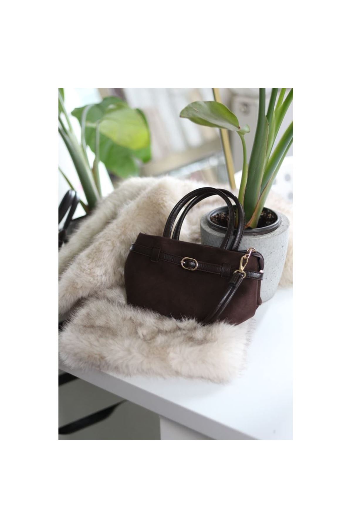 Acı Kahve  süet mini boy gold toka detaylı el omuz çantası