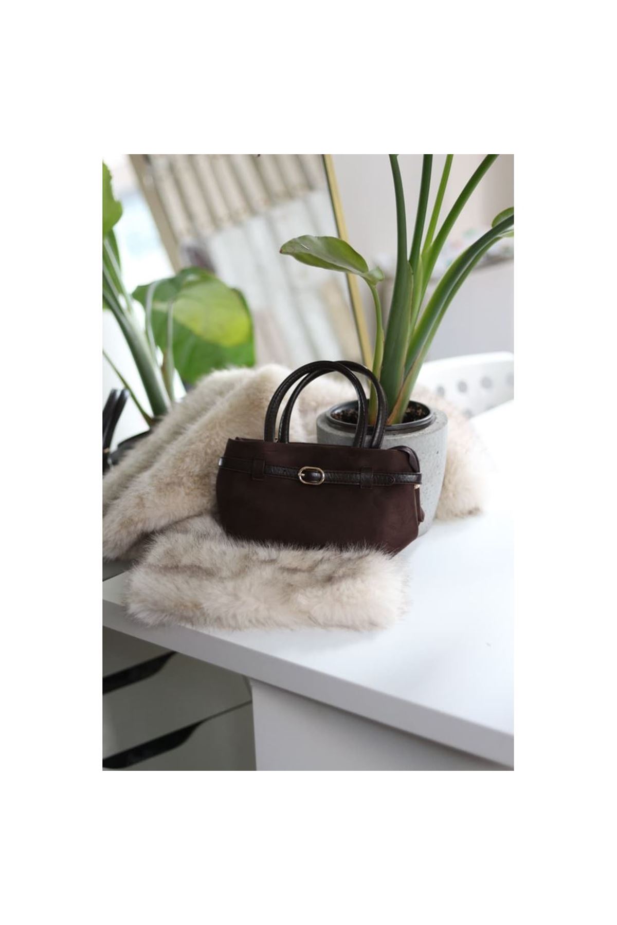 Acı Kahve  süet mini boy gold toka detaylı el omuz çantası