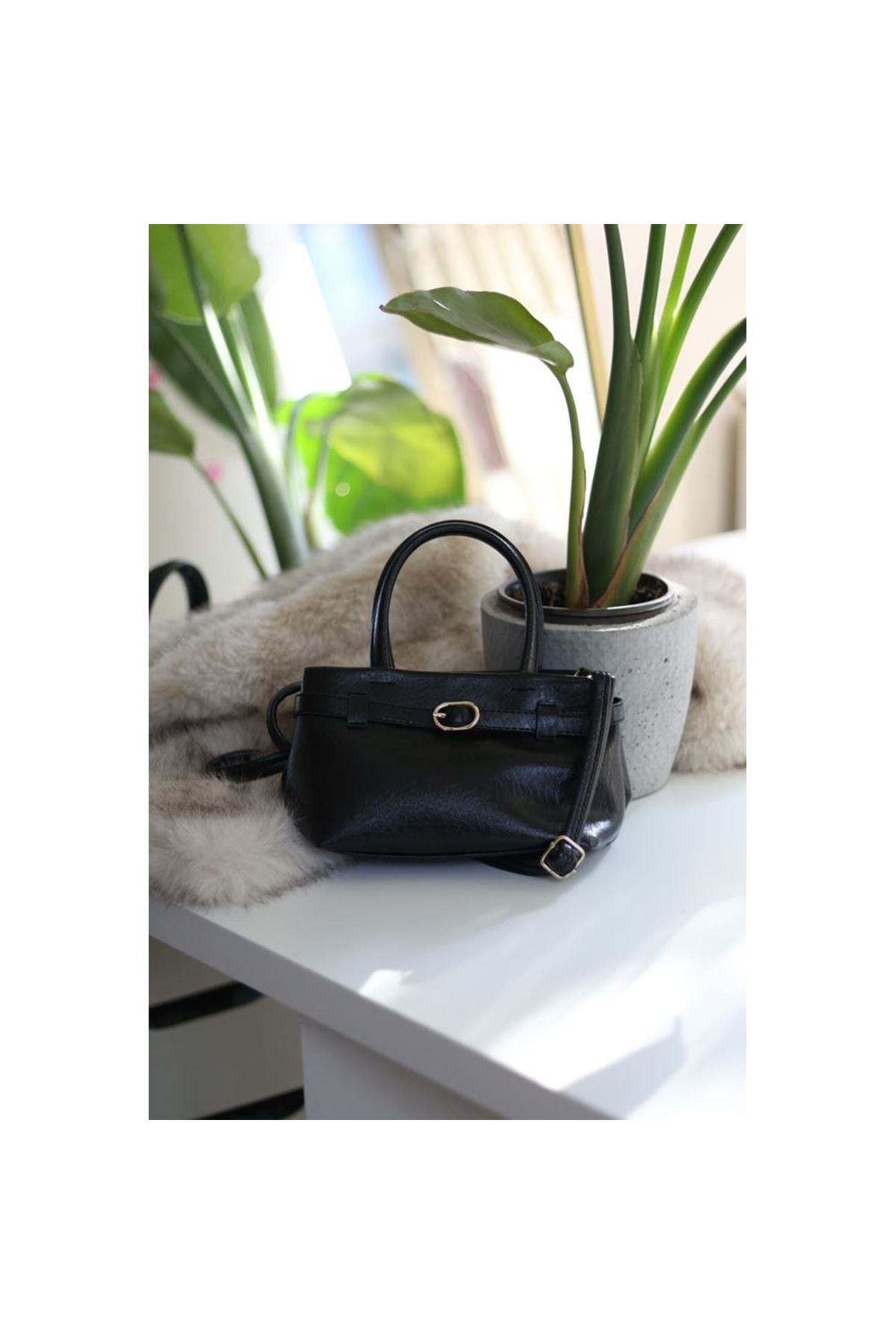 Siyah mini boy gold toka detaylı el omuz çantası