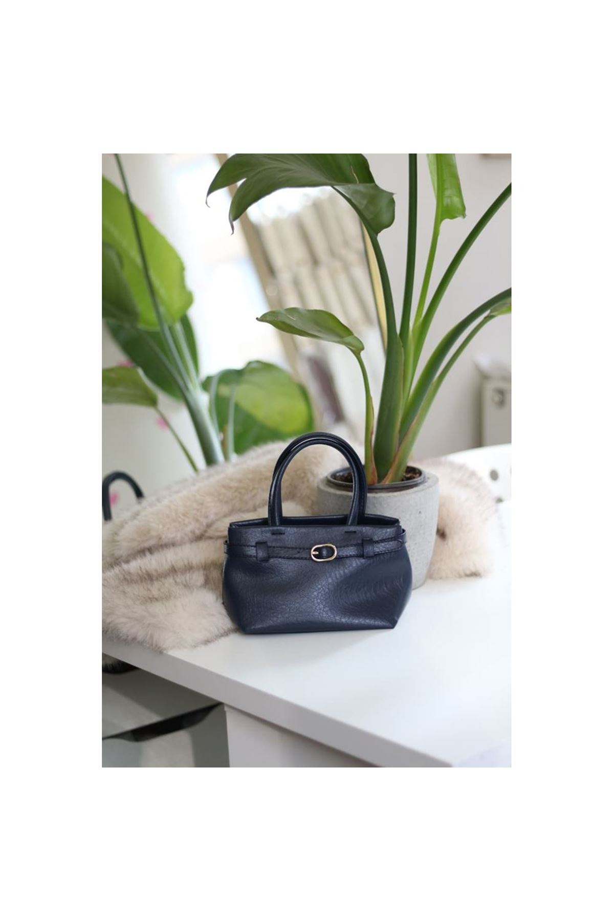 Lacivert mini boy gold toka detaylı el omuz çantası