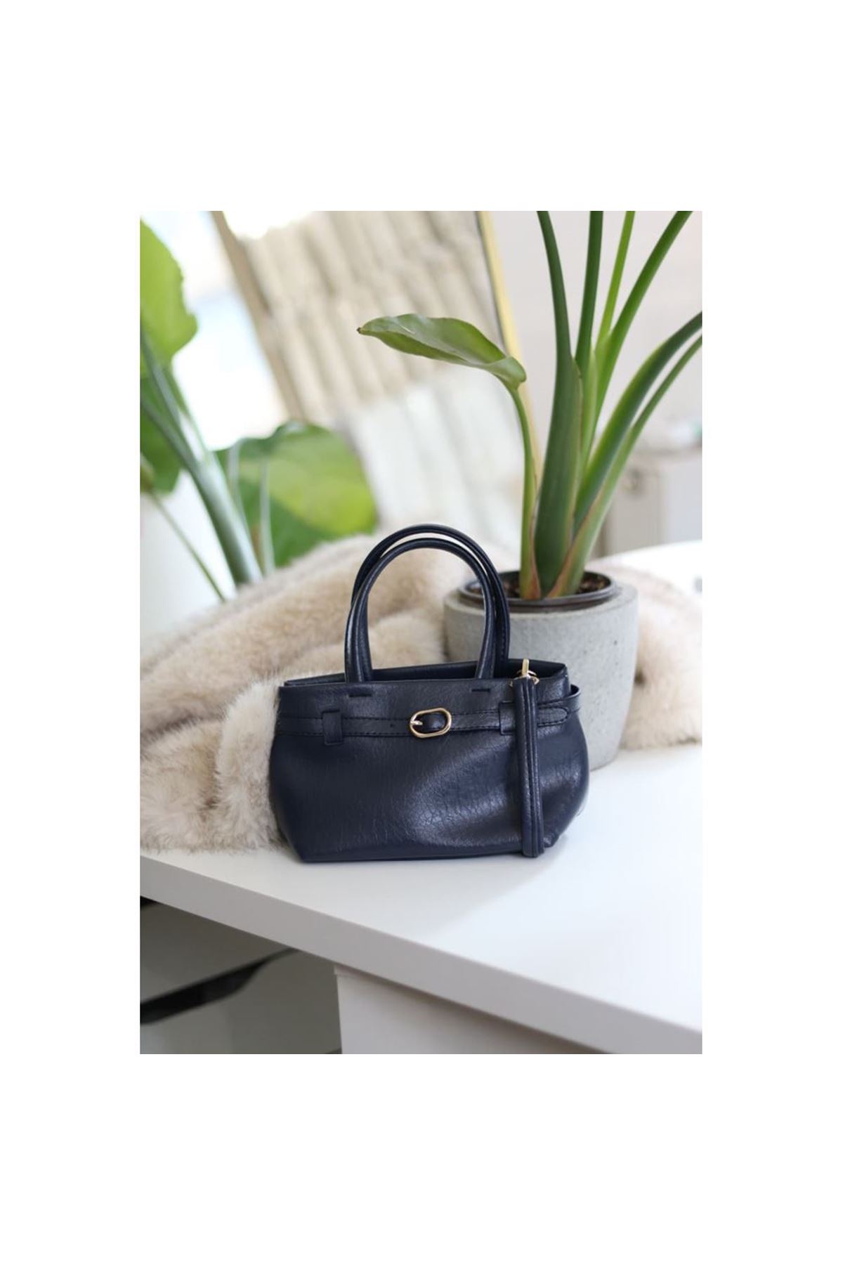 Lacivert mini boy gold toka detaylı el omuz çantası