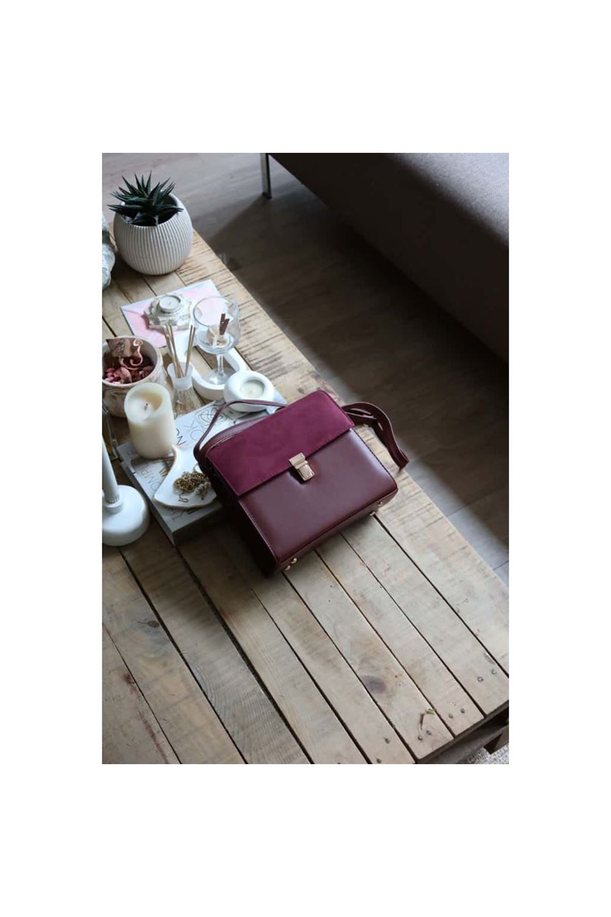 bordo süet kapak detaylı ayarlanabilir askılı omuz çantası