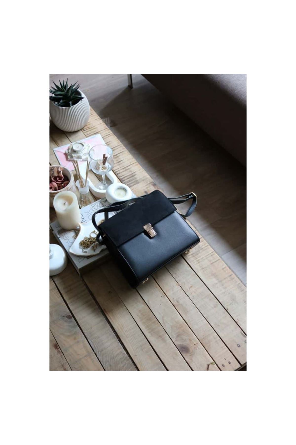 siyah süet kapak detaylı ayarlanabilir askılı omuz çantası