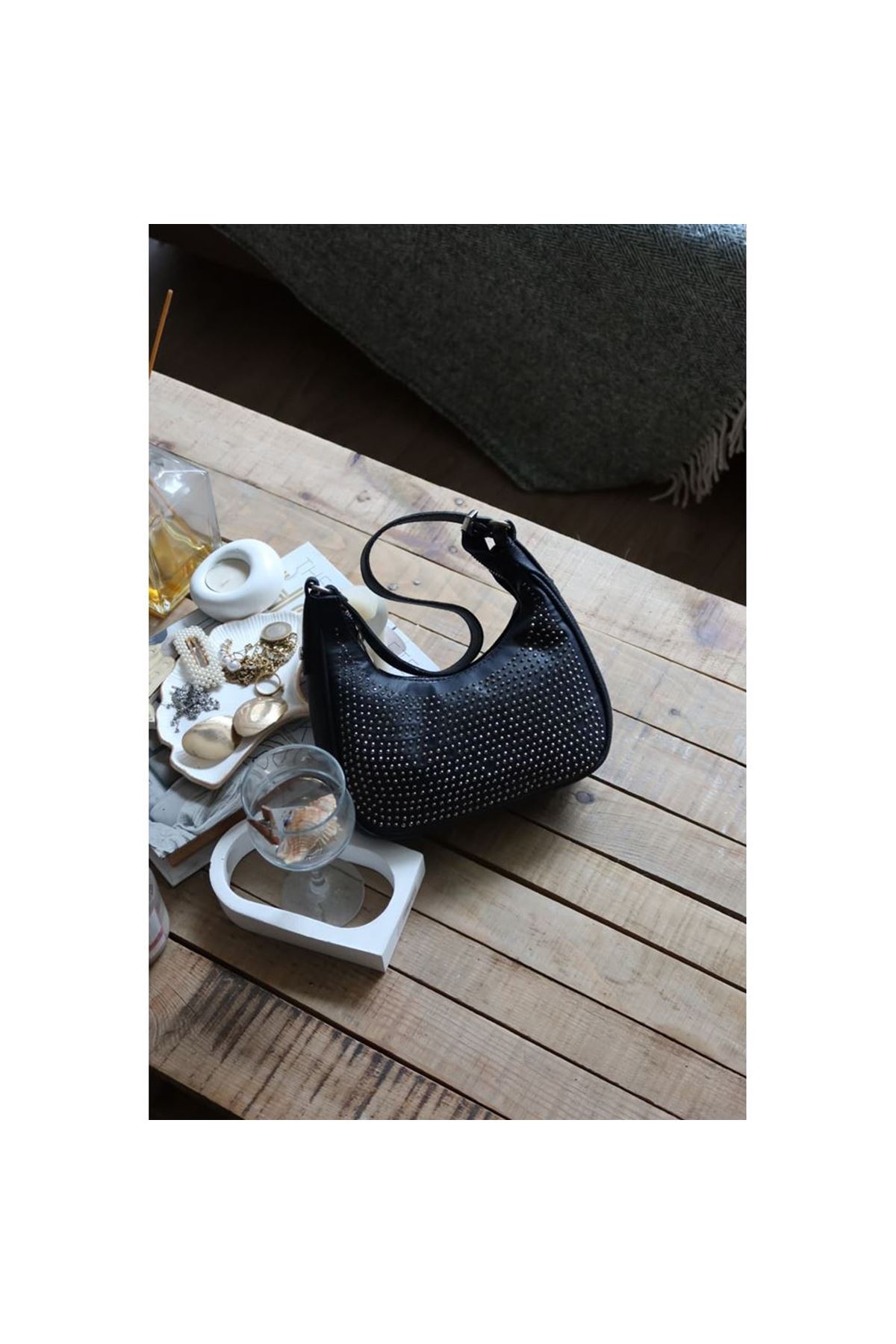 siyah taş işleme askılı omuz çantası