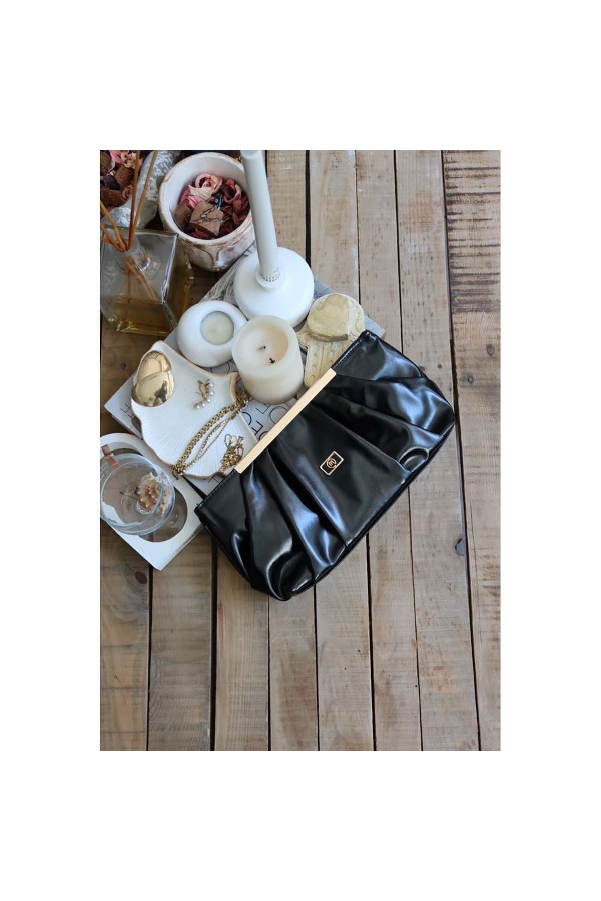 siyah metal aksesuarlı büzgülü el çantası