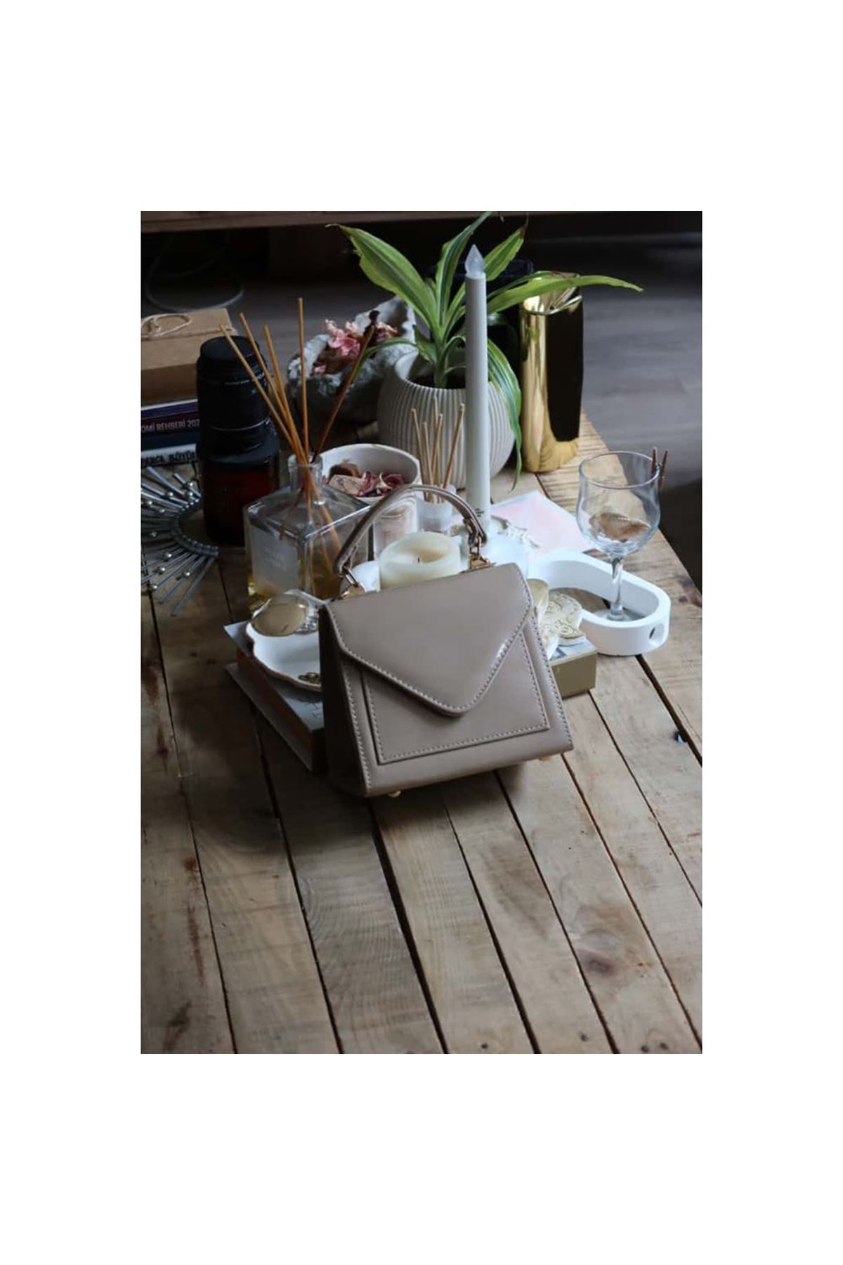 Vizon Rugan Kapak Detaylı Askılı Omuz Çantası