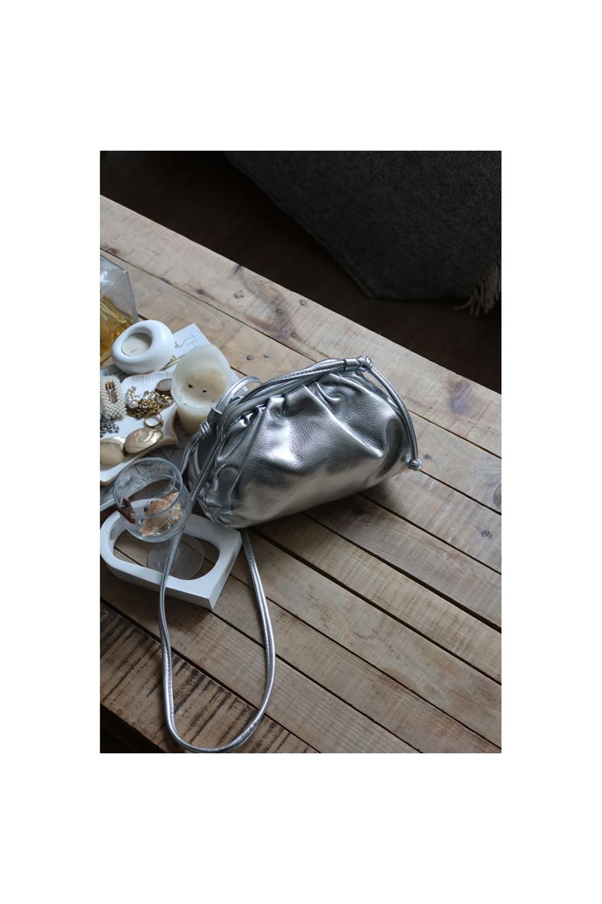 Silver Kartlık Detaylı Bohça Form Omuz Çantası