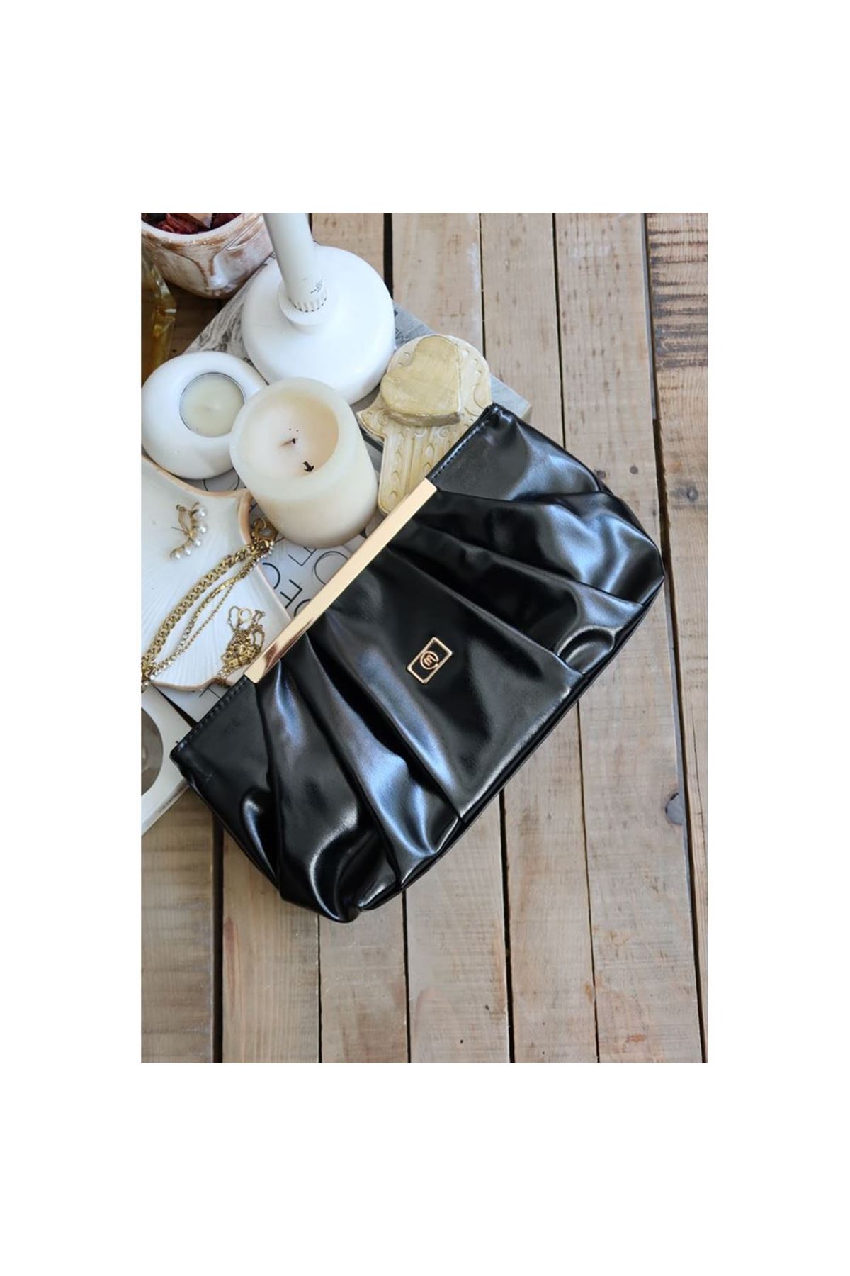 siyah metal aksesuarlı büzgülü el çantası