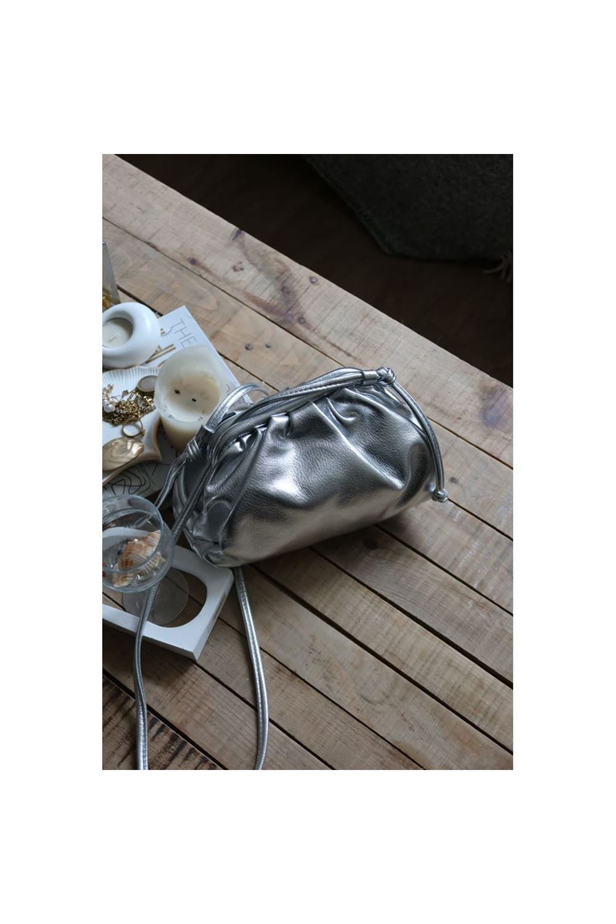 Silver Kartlık Detaylı Bohça Form Omuz Çantası