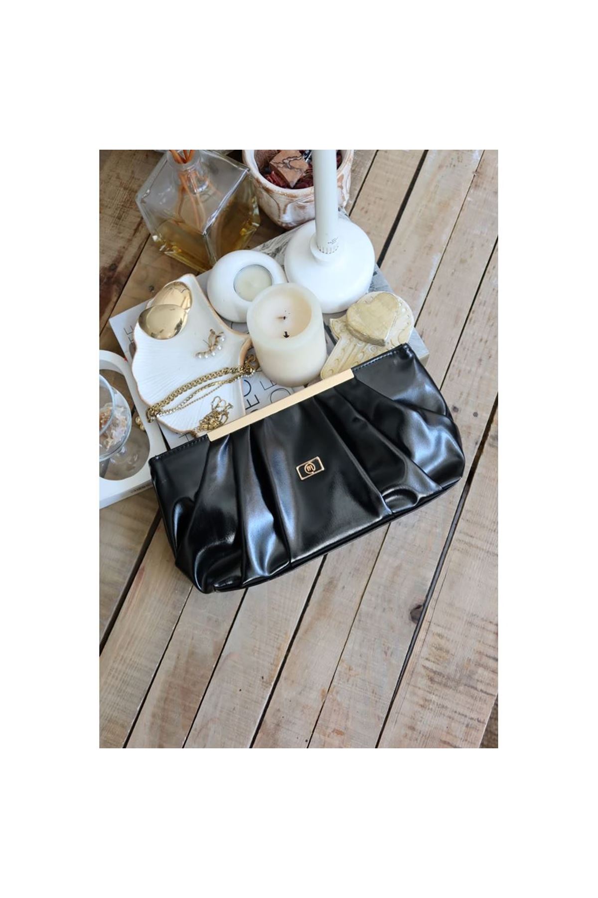 siyah metal aksesuarlı büzgülü el çantası