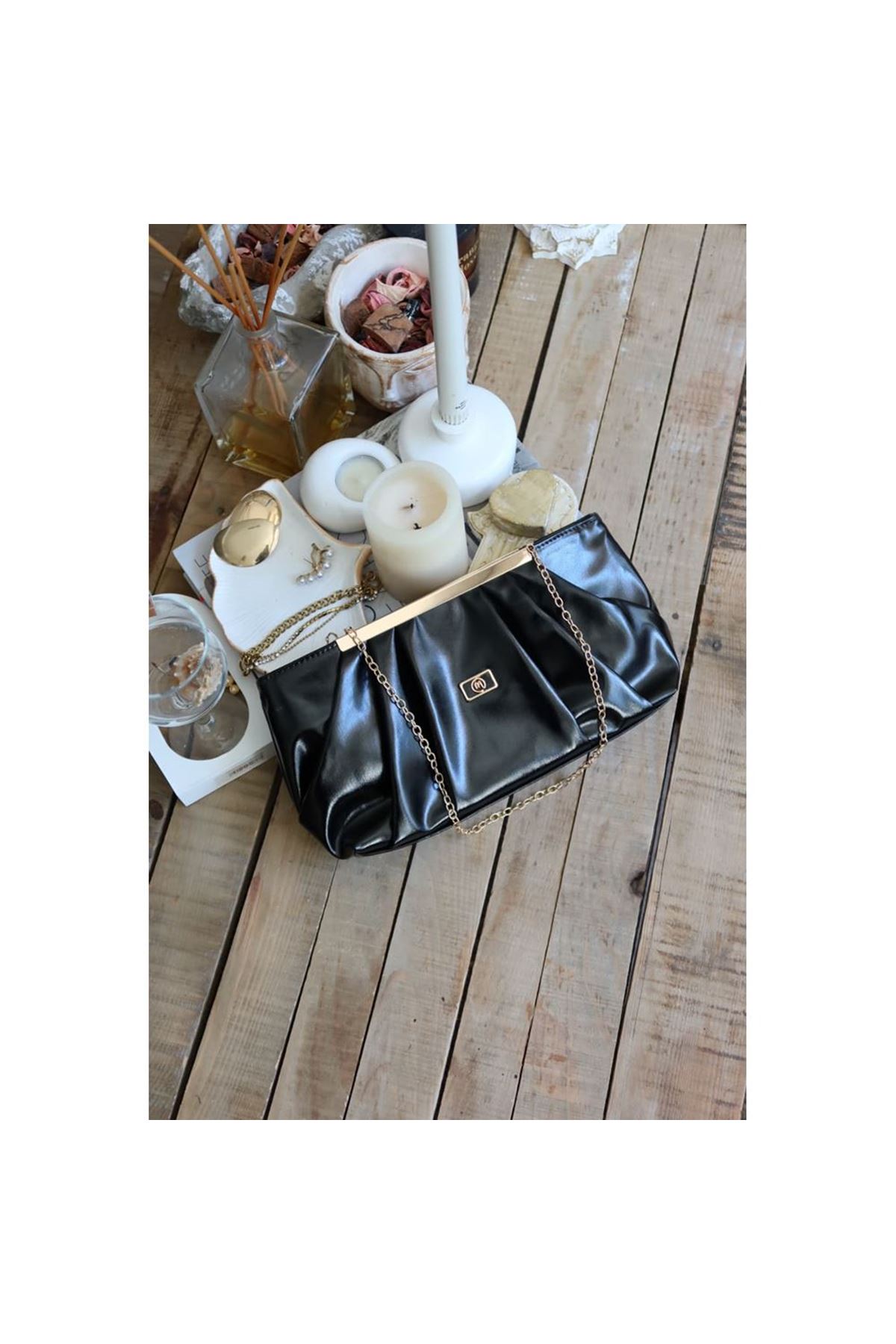 siyah metal aksesuarlı büzgülü el çantası