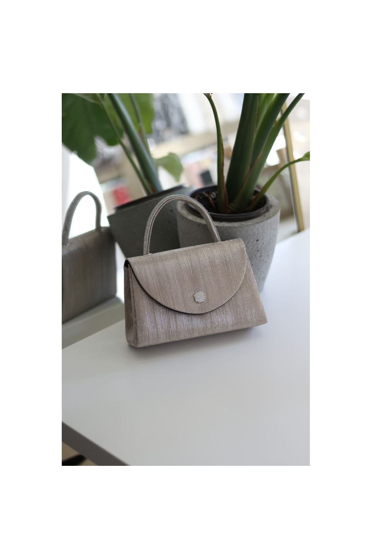 Gold kristal toka detaylı çizgi doku abiye çanta