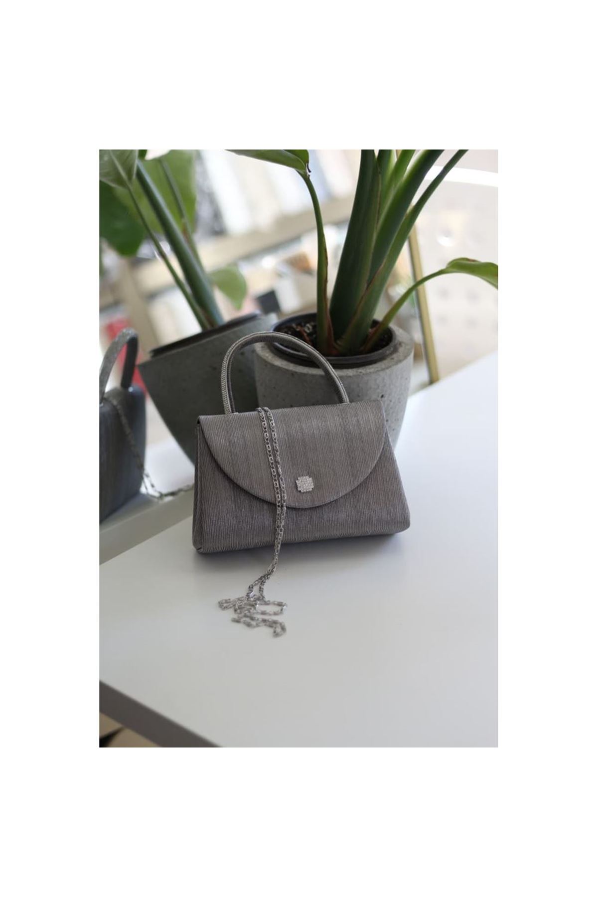 Platin kristal toka detaylı çizgi doku abiye çanta