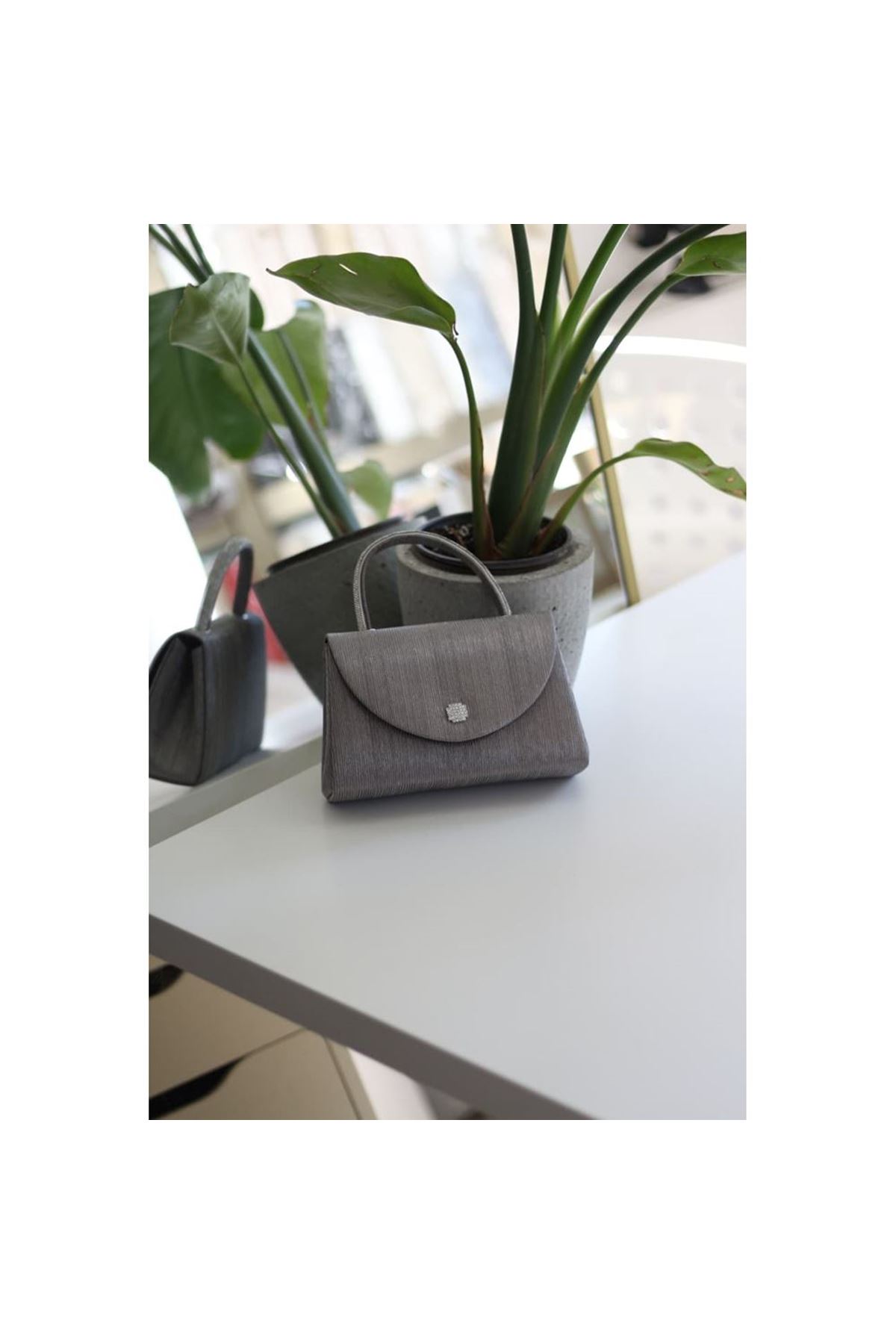 Platin kristal toka detaylı çizgi doku abiye çanta