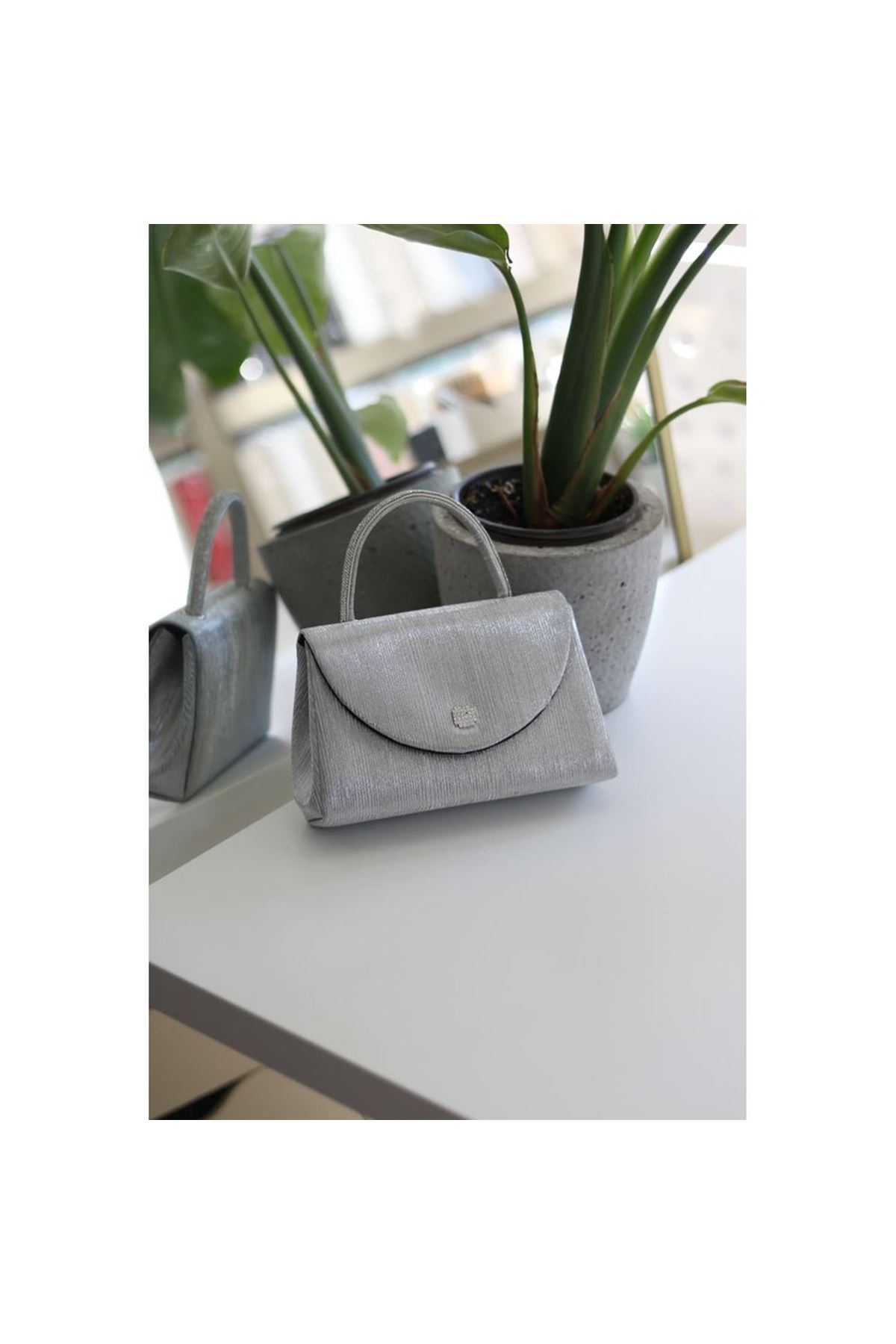 Silver  kristal toka detaylı çizgi doku abiye çanta