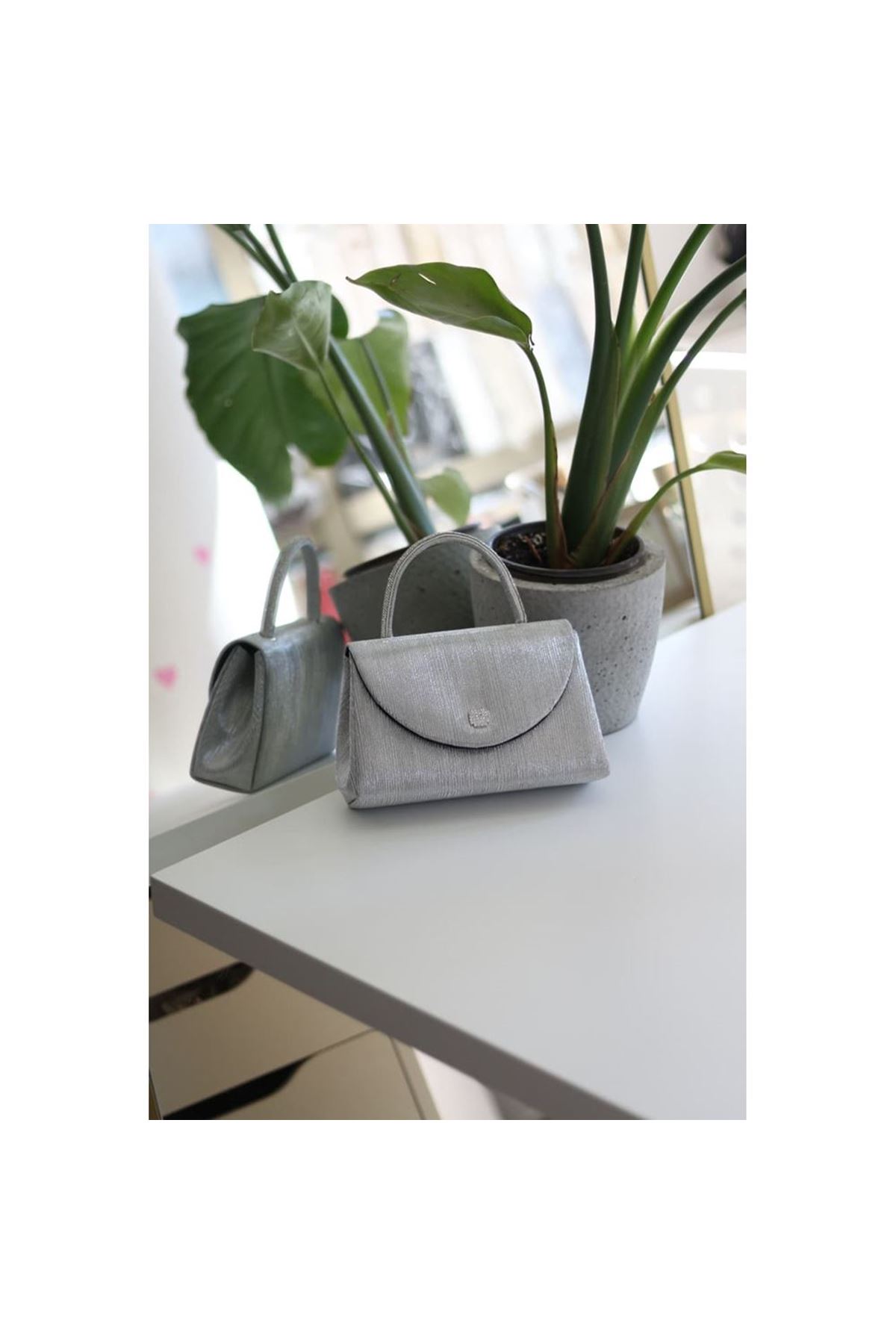 Silver  kristal toka detaylı çizgi doku abiye çanta