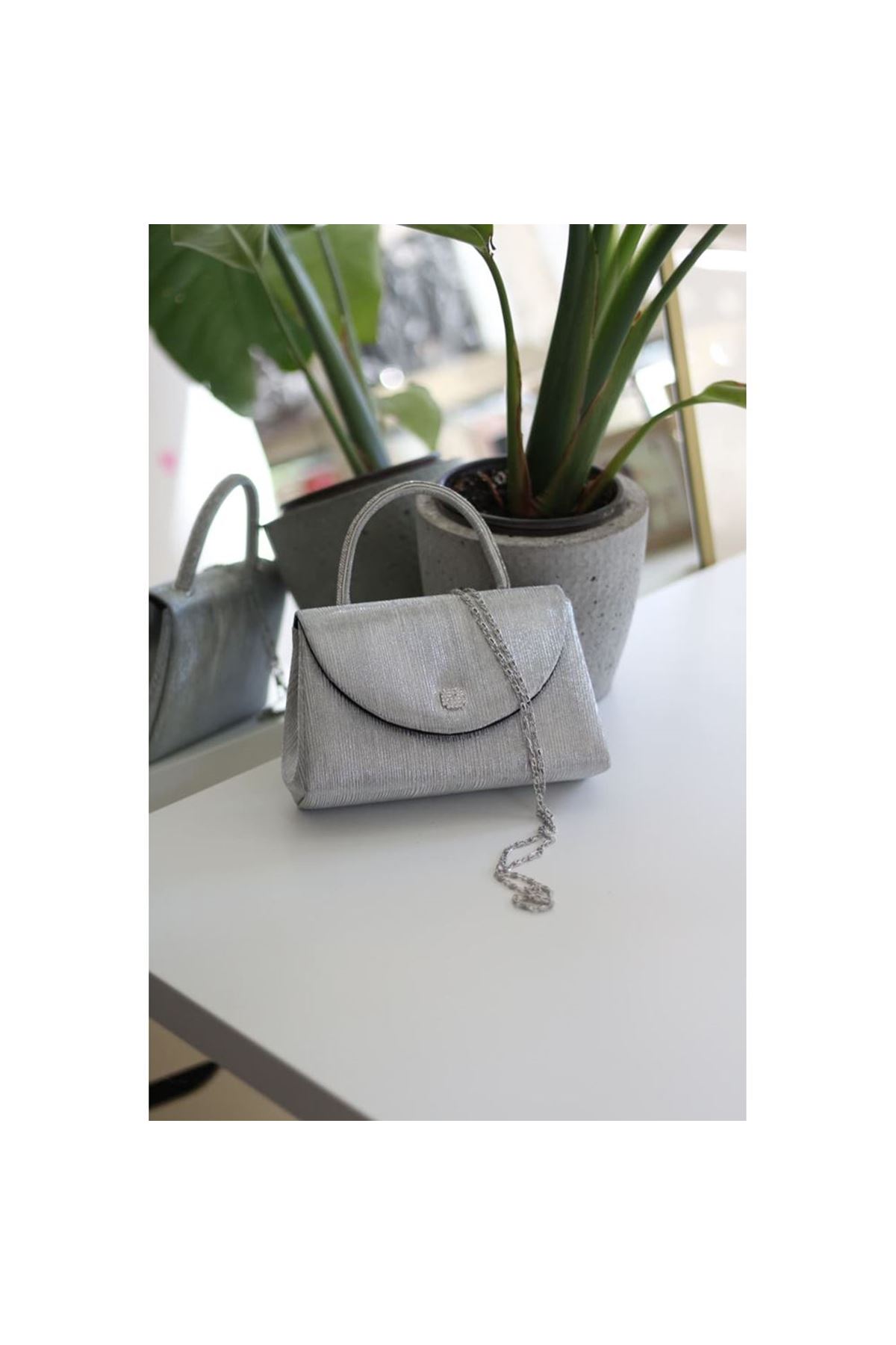 Silver  kristal toka detaylı çizgi doku abiye çanta