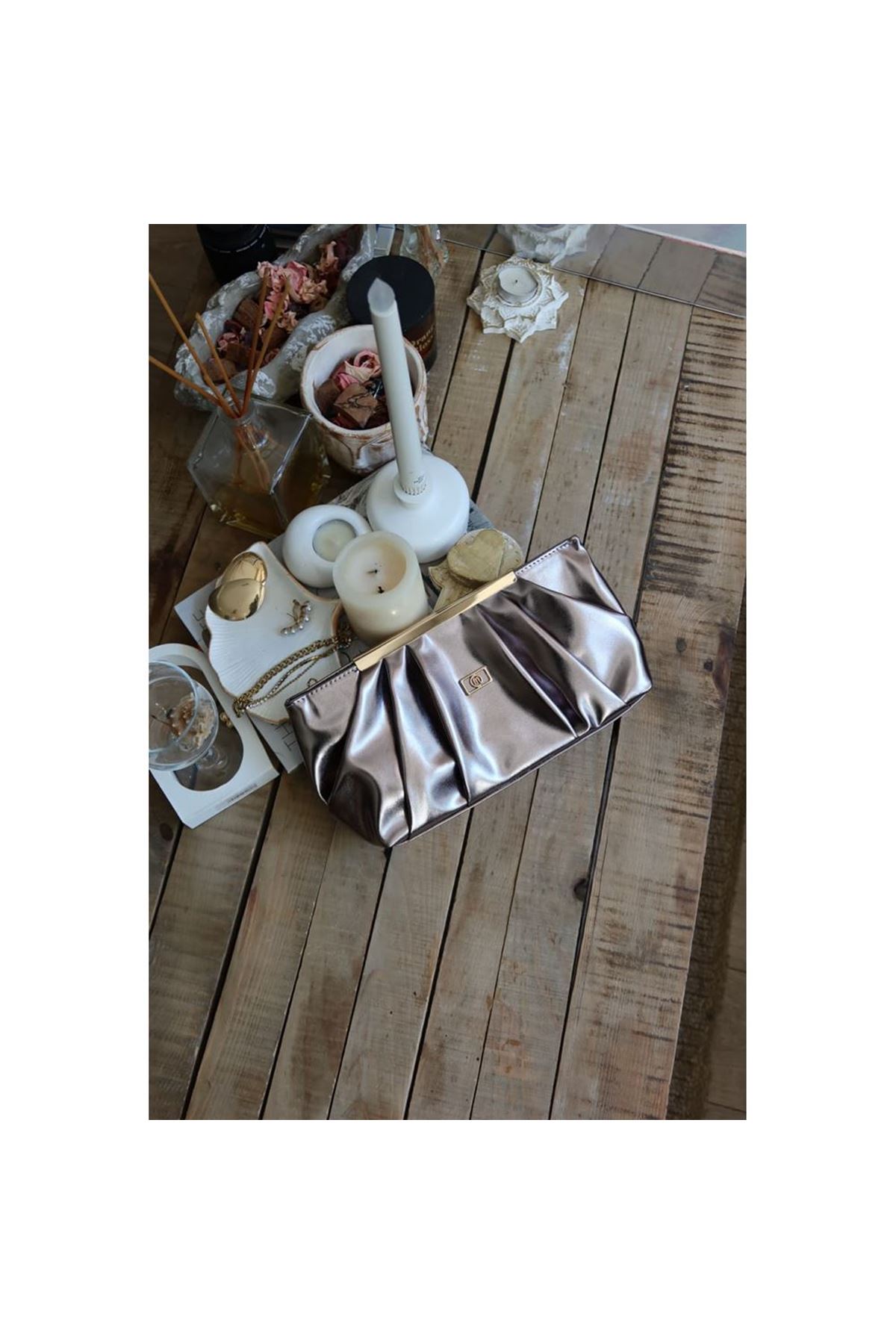 bronz metal aksesuarlı  büzgülü el çantası