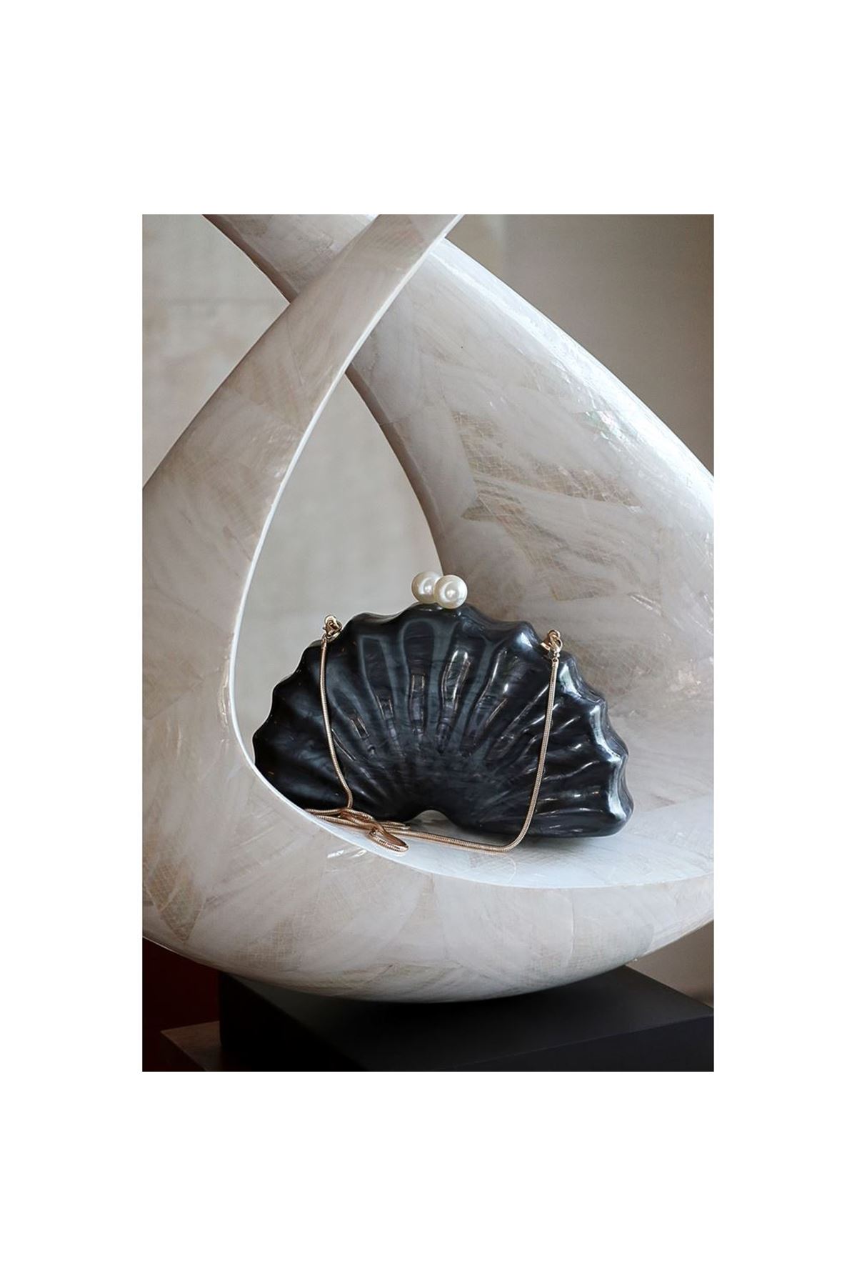 Siyah Akrilik İstiridye Zincirli Omuz Çantası