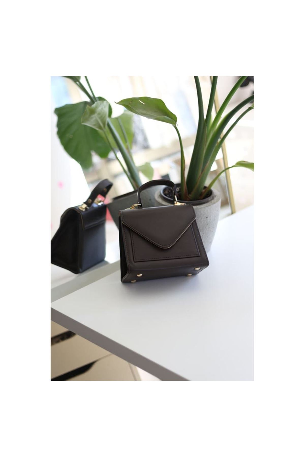 Acı Kahve Kapak Detaylı Askılı Omuz Çantası