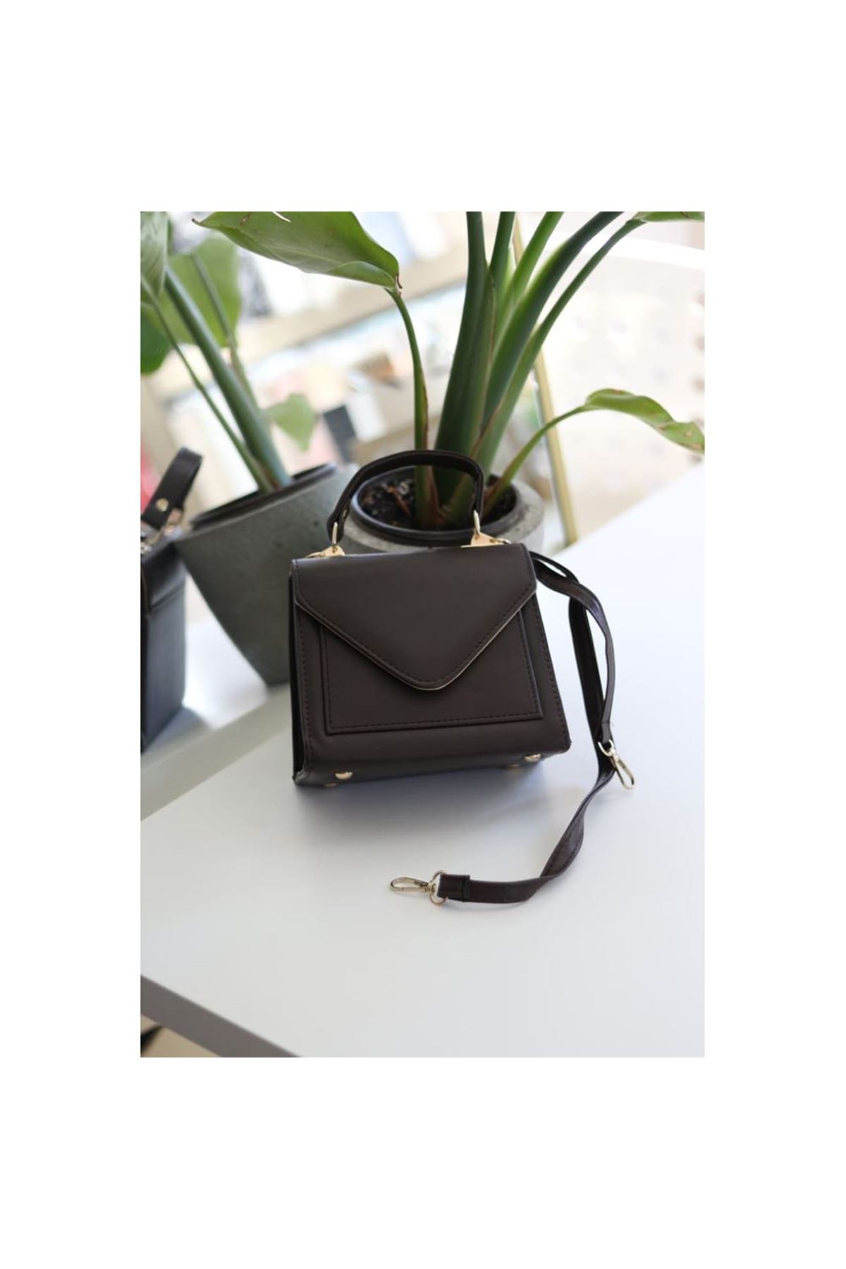 Acı Kahve Kapak Detaylı Askılı Omuz Çantası