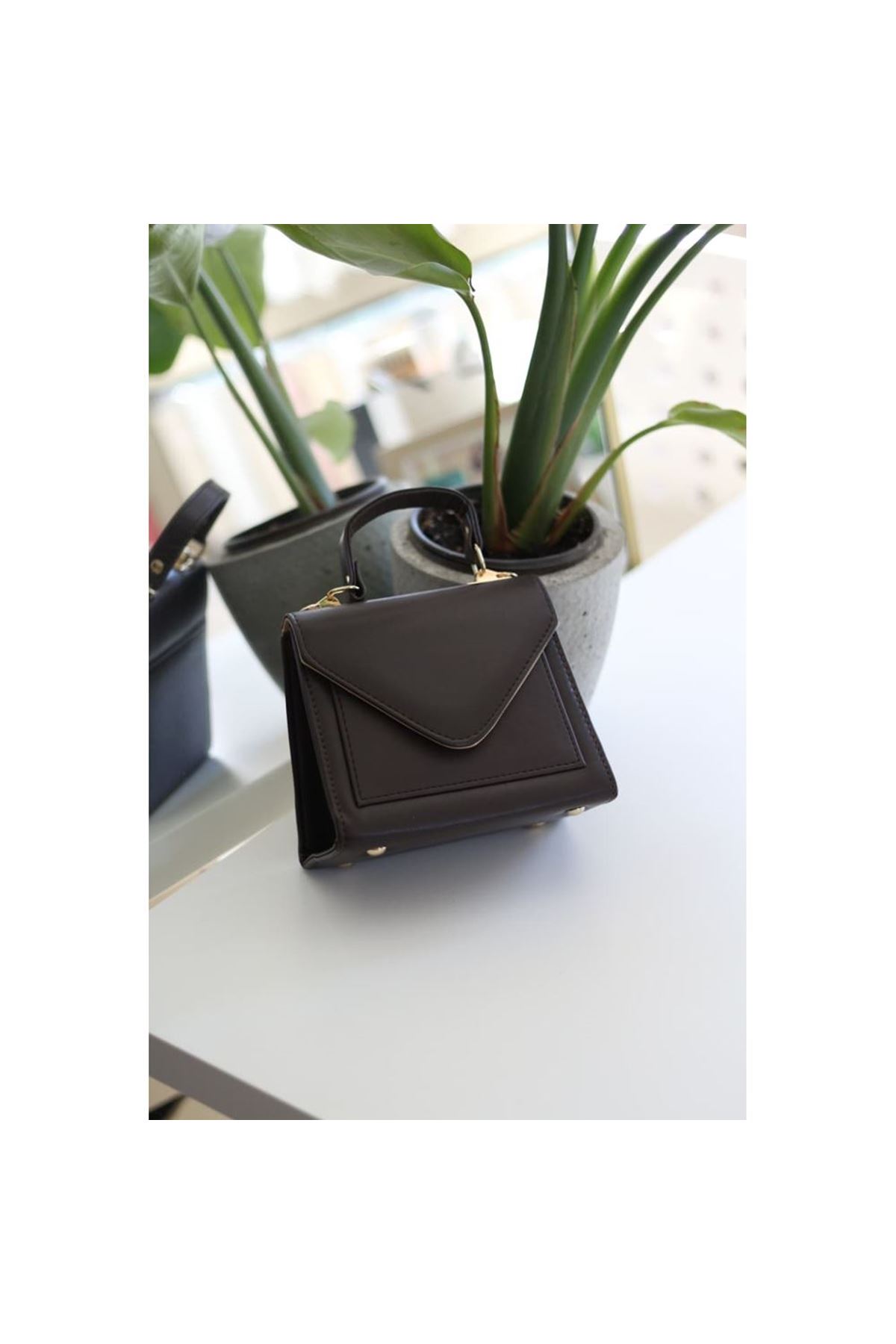 Acı Kahve Kapak Detaylı Askılı Omuz Çantası