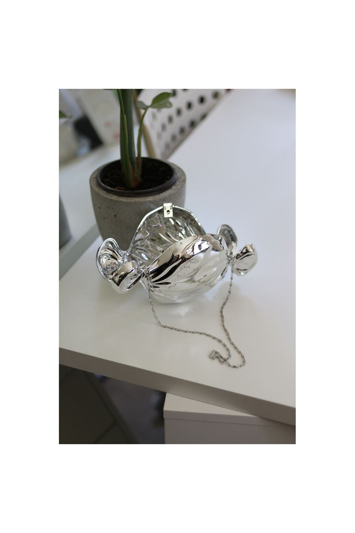 Silver Mika Şeker Görünümlü Zincirli Omuz Çantası