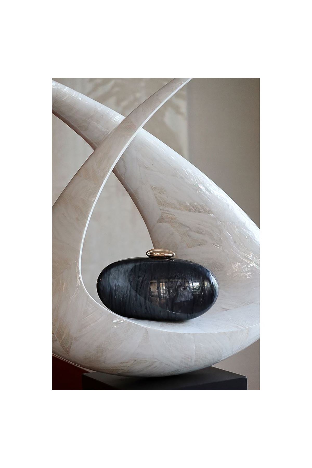 Siyah Akrilik Zincirli Omuz Çantası