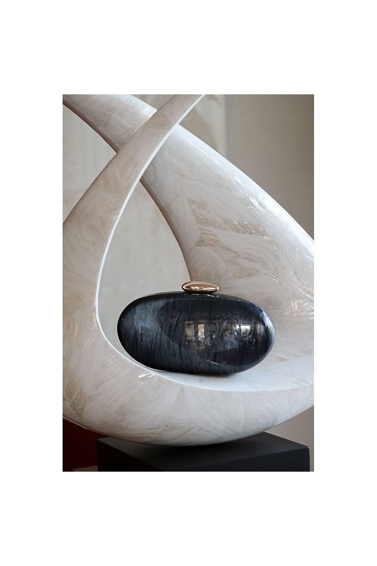 Siyah Akrilik Zincirli Omuz Çantası