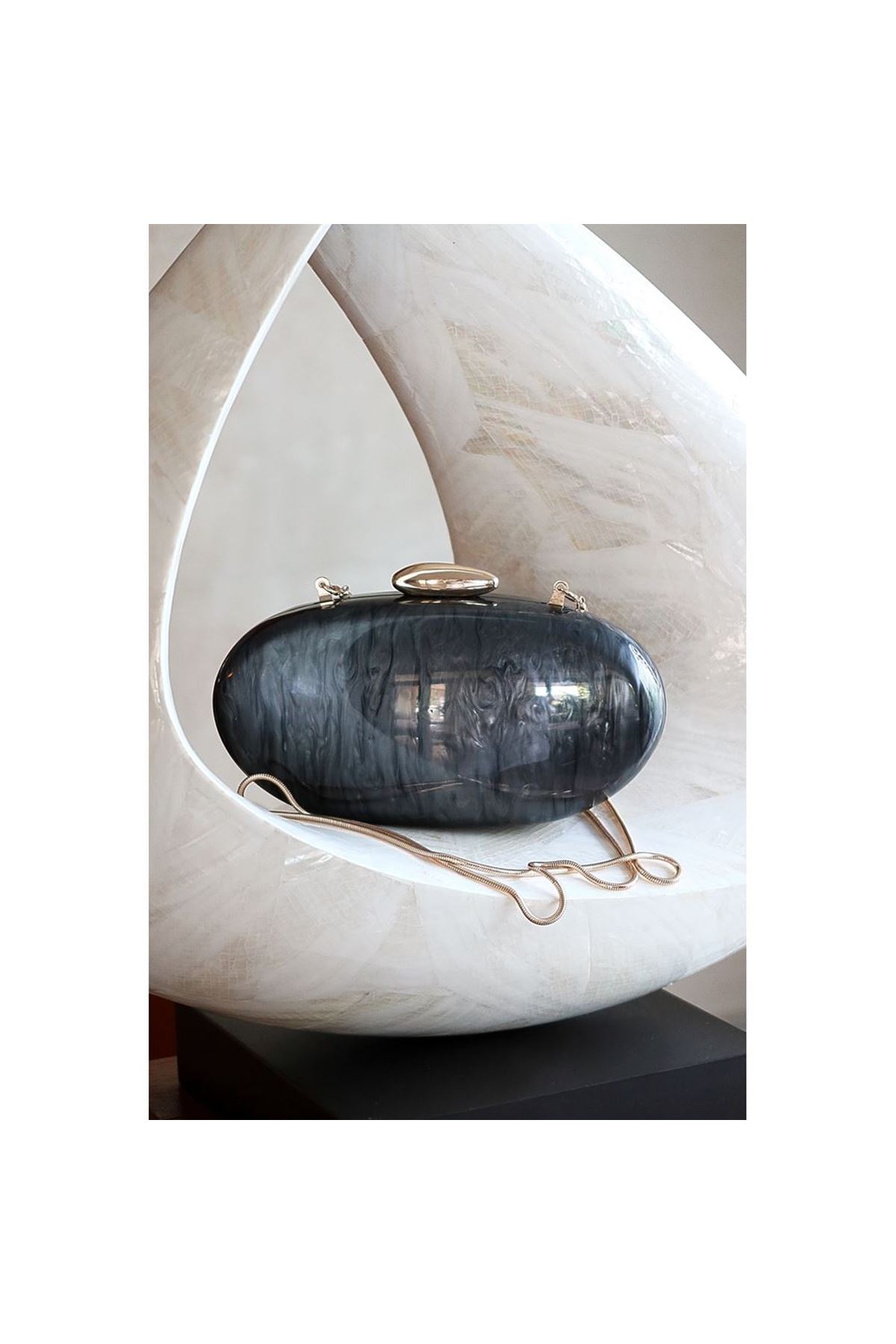 Siyah Akrilik Zincirli Omuz Çantası