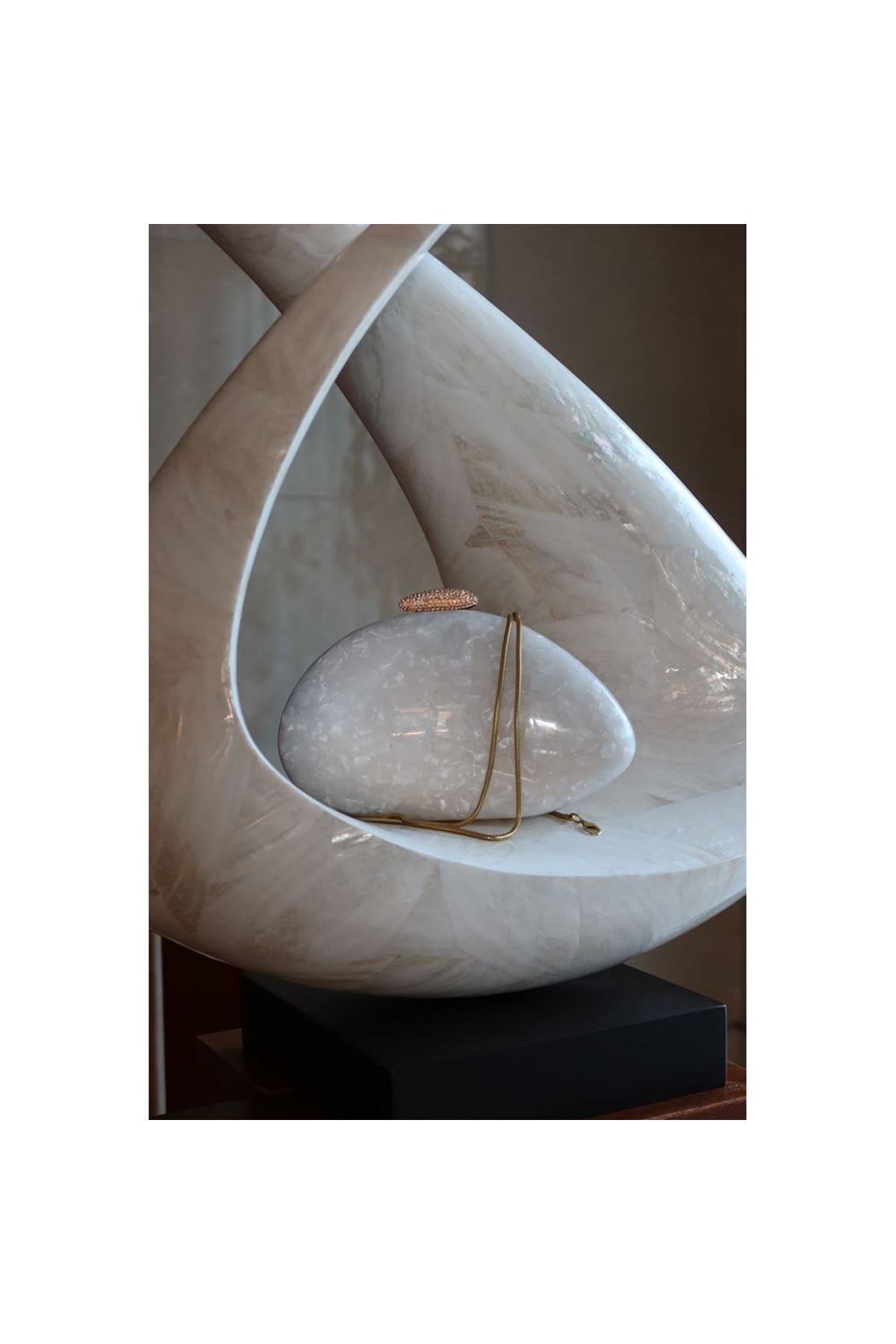 Kemik Akrilik Aksesuarlı Zincirli Omuz Çantası